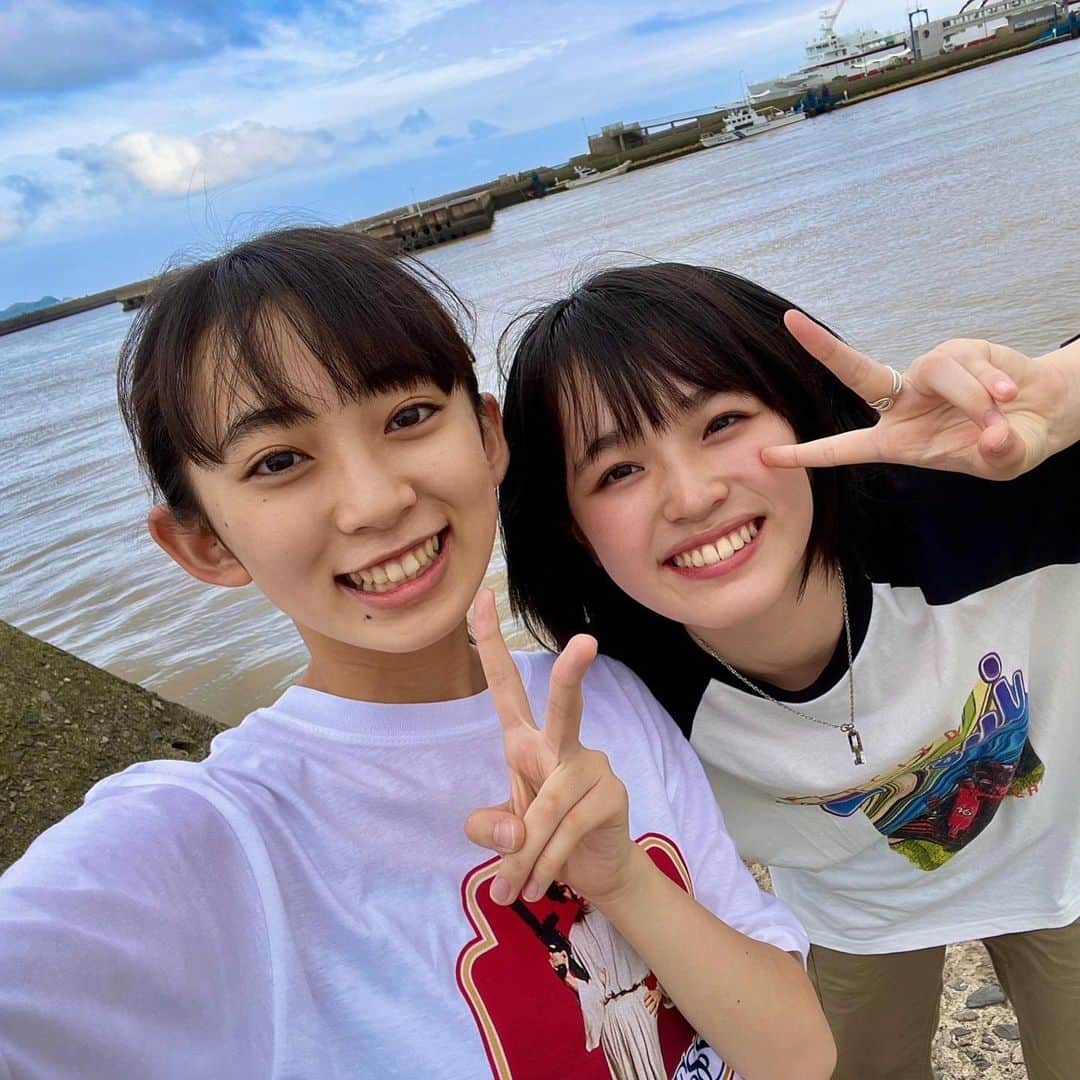 のインスタグラム：「今夜10時から2話が始まります！前回の放送楽しんでいただけましたか？1話では推し疲れを書道部として頑張って書きましたが先生の字にはかないませんでした。2話では餅拾いが！ぜひばらかもんご覧ください。 #近藤華 #ばらかもん #トップコート #topcoat #フジテレビ」