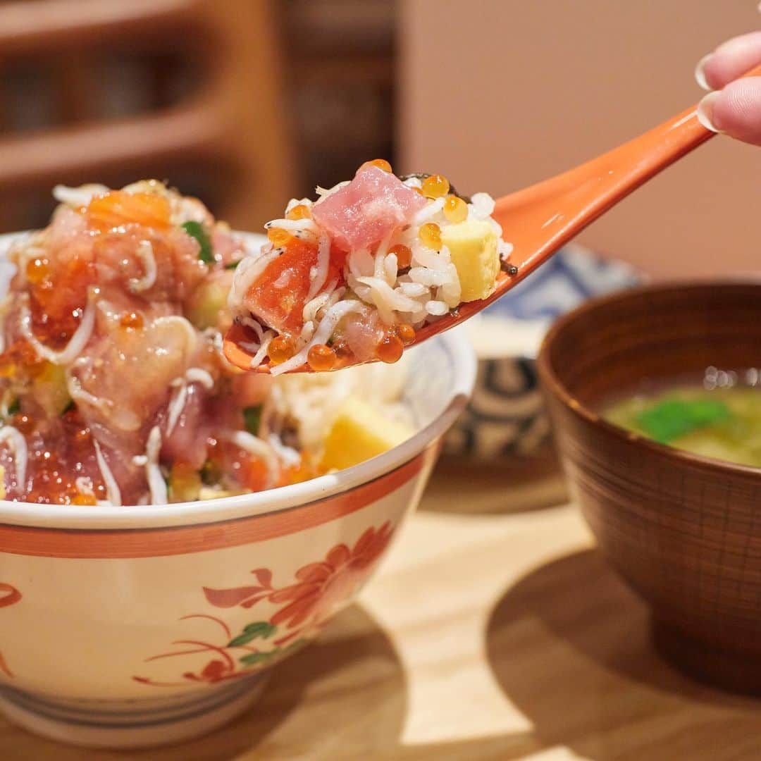 二子玉川ライズのインスタグラム：「海の幸たっぷり！豪華な海鮮丼🐟  日本の海の恵み「カイセン」が存分に楽しめる食堂の「KAISEN MART」。  ちょと気合を入れたい日や、しっかりお腹を満たしたいときは、ここで「カイセンマートスペシャル丼」をオーダーするのがお決まり。  まぐろ、サーモン、いくら、しらすなど人気の海鮮が山盛りで、思わず写真を撮りたくなるほど！  こんなにボリューミーなのに、ぺろりと食べられてしまうから不思議だな☺  定食の種類が豊富だから家族や友人との食事にもおすすめ🙆‍♀️  ーーーーーーーーーーーーーーーーーーーーーー KAISEN MART　（タウンフロント 7F）  ・カイセンマートスペシャル丼　1,680円（税込） ーーーーーーーーーーーーーーーーーーーーーー  #二子玉川ライズ #二子玉川 #にこたま #二子玉 #futakotamagawa #KAISENMART #カイセンマート #海鮮 #海鮮ランチ #海鮮丼 #カイセンマートスペシャル丼 #ランチ #定食 #定食ランチ #定食屋さん #世田谷ランチ #二子玉川ランチ #二子玉川グルメ #世田谷グルメ #海鮮グルメ #魚料理 #グルメ巡り」