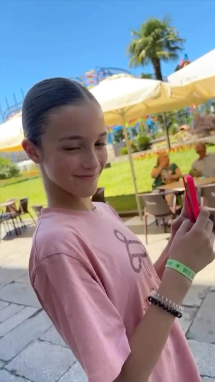ハウメ・コスタのインスタグラム：「Lu! Felicidades!!!🎉🎊🎈   13 años ya… como pasa el tiempo…  Desde que naciste, desde esas primeras noches que no podías dormir por la clavícula y te cantaba “mi princesa”, aprendí lo que era el amor verdadero… el amor incondicional.   Me da mucha pena no poder compartir tu día contigo y estar juntos, pero me consuela saber que tenemos toda una vida por delante para disfrutar❤️ y ten por seguro que siempre voy a estar a tu lado cuando me necesites.  Te quiero tanto que reviento ❤️❤️  Disfruta mucho de tu día mi princesa 👸🏻   TE AMO」