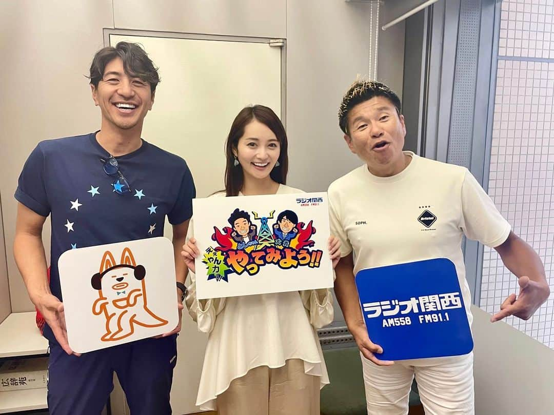 上条百里奈さんのインスタグラム写真 - (上条百里奈Instagram)「ラジオ関西🎙️ 「としちゃん・大貴のええやんカー！やってみよう！」 放送ありがとうございました✨  メインリスナーさんが老いや介護に関心ある世代ということで呼んでいただきました🫶  成人の体内水分が60%に対し 高齢者の体内水分は50%🫧 (赤ちゃんは80%)  要は50%分しか水分保持できないから 若い頃より脱水症になりやすいということです。 さらに加齢に伴い、喉の渇きを感じにくくなる口渇中枢も減退するので、水分補給のタイミングも遅れてしまいます。  2〜3%の水分欠乏でも循環機能に影響し、 動脈硬化が進んでいれば脳梗塞のリスクがあります。  明け方に高齢者の脳血管障害(ほとんどが脳梗塞)が多いのは、水分欠乏の状態で入眠し、睡眠中の不感蒸泄により水分欠乏がピークになるからです。  立位や歩行にも影響がでます。 よろよろと歩いている高齢者は歳のせいではなく 水分不足かもしれないという視点を持つことが大切です。🌱  元気な老後は、水分なくしてはやってきませんので、 こまめな水分摂取を死守してください☺️(圧)  としちゃん、だいきさん、 ありがとうございました！🐾  #ラジオ #radio #ラジオ関西  #としちゃんだいきのええやんカー #やってみよう #介護 #介護福祉士 #caregiver #家族の水分を促そう」7月19日 16時51分 - yurina_kamijo