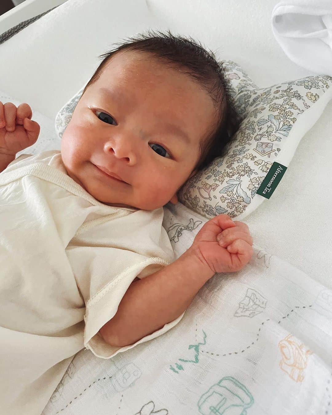 菊地舞美のインスタグラム：「👶🏻 ___________________________  昨日で新生児卒業 今日から乳児👶🏻 ⁡ 新米パパとママも毎日必死ですが 息子も外の世界に慣れるために奮闘中✊ ⁡ お腹の中が恋しいのか ギュッと包まれる方が安心して眠ってくれるようです。 （産後ケアの助産師さんに教えていただき、本当に助かりました😭😭救世主🦸‍♀️） ⁡ おくるみでギュッと包んでいるので、 この時期は汗びっしょり。 寝室の中は涼しすぎるくらいにしているため パパママは厚手の布団で寝てます🤣 （ベビーファースト👶🏻） ⁡ 私たちは2人とも自営業のため 完全にお休み、ということはなく🫡 最初の方はバランスが取れなくて泣いていましたが😭 ⁡ ようやく毎日の過ごし方に慣れてきて 夫婦シフト制で乗り越えています✊ ⁡ あとは、 とても助かっている産後ケアの助産師さん。 いろんな人に勧めていただきお願いをすることにしたら いつも相談に乗ってくれたり ケアの間は眠れたり。心強い存在です😭 ⁡ ⁡ そのおかげで信じられない睡眠不足というのも 最初よりは無くなり（とはいえ、たまに来る「全く寝ない日」はほぼ完徹になりますが…） ⁡ どんなに眠れなくても どんなに抱っこで手や肩が痛くても 抱っこ癖がつくと言われても ⁡ やり尽くすわよ✊❤️ ⁡  改めて 周りの人に感謝する日々です…💖  —— #男の子ベビー #男の子ママ #baby #babyboy #1ヶ月  #1ヶ月ベビー」