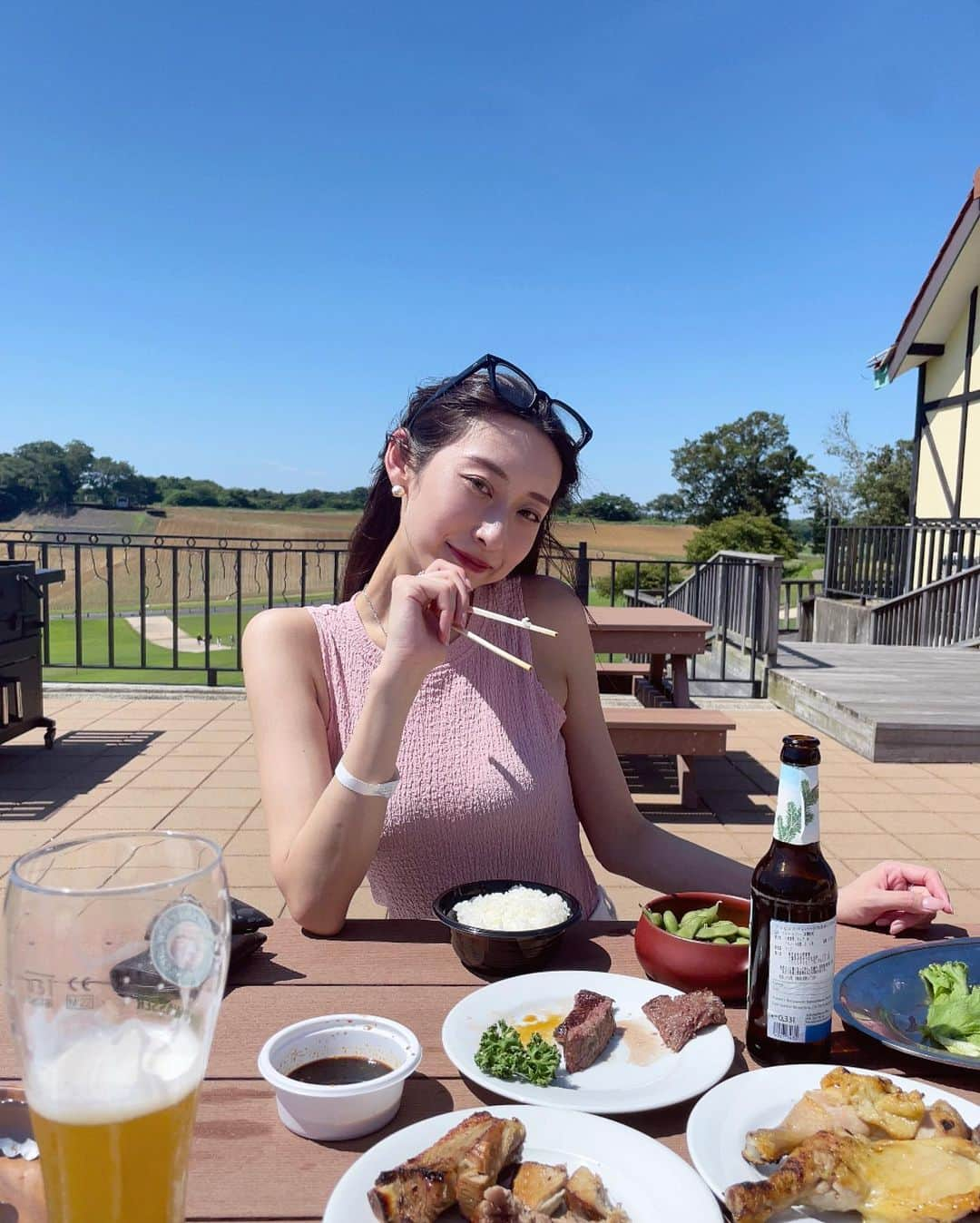 瀬名ひなのさんのインスタグラム写真 - (瀬名ひなのInstagram)「青空の下でBBQ 🍖🍺🌽🍆🥩🥕  三連休は大自然を眺めながら お肉食べてビールを飲むという最高体験した🥹  本格的なグリルで焼くお肉は もうほんっっっとにおいしい…！！ 野菜もサクサクしてて、特にカボチャが美味しかった🤤  そしてなんと料金にすでに 飲み放題が含まれている！！！安すぎ！！！ ドイツの生ビール飲み放題は嬉しすぎる🍻  BBQでお腹いっぱいになった後は、 園内の水場で涼んだり、ひまわりを見て夏感じた☀️  園内が全部車で移動できて 駐車スペースもあちこちにあるので ほっとんど歩かなくていいのも最高…！  子連れの方も多くて ファミリーで来るのもいいなと思った👪💖  夜になるとひまわりがライトアップされたり スカイランタンのイベントなどもあるらしい💭  ぜひ行ってみてね🫶  📍 東京ドイツ村  @tokyo_german_village_official   🍖プレミアムBBQ「帰ってきた夕焼けジャーマン」 　･･･16:00~20:00 ¥5500/1名  🕯️LED スカイランタン 　･･･7/22, 29, 8/5, 12開催 各日限定100個  🌻ひまわりイルミネーションも開催中🌻  この日の洋服は SHEIN @shein_japan  tops 🔍 10541562 pink/M pants 🔍 14666129 M  coupon code : hinano ¥6000以上で20%off𓂅  #Supported #東京ドイツ村 #遊園地コーデ　#夕焼けジャーマン #ひまわり #千葉県 #千葉観光 #千葉グルメ #袖ケ浦 #スカイランタン #ドイツ村 #テーマパーク #遊園地 #国内旅行 #観光 #旅行 #絶景 #ドライブ #飲み放題 #ビアガーデン #イルミネーション #東京ドイツ村2023夏supported #SHEIN#SHEINforAll#SHEINpartner#ad」7月19日 17時03分 - hinan0n