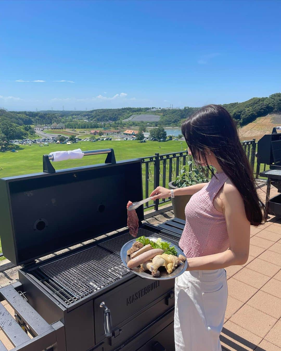 瀬名ひなのさんのインスタグラム写真 - (瀬名ひなのInstagram)「青空の下でBBQ 🍖🍺🌽🍆🥩🥕  三連休は大自然を眺めながら お肉食べてビールを飲むという最高体験した🥹  本格的なグリルで焼くお肉は もうほんっっっとにおいしい…！！ 野菜もサクサクしてて、特にカボチャが美味しかった🤤  そしてなんと料金にすでに 飲み放題が含まれている！！！安すぎ！！！ ドイツの生ビール飲み放題は嬉しすぎる🍻  BBQでお腹いっぱいになった後は、 園内の水場で涼んだり、ひまわりを見て夏感じた☀️  園内が全部車で移動できて 駐車スペースもあちこちにあるので ほっとんど歩かなくていいのも最高…！  子連れの方も多くて ファミリーで来るのもいいなと思った👪💖  夜になるとひまわりがライトアップされたり スカイランタンのイベントなどもあるらしい💭  ぜひ行ってみてね🫶  📍 東京ドイツ村  @tokyo_german_village_official   🍖プレミアムBBQ「帰ってきた夕焼けジャーマン」 　･･･16:00~20:00 ¥5500/1名  🕯️LED スカイランタン 　･･･7/22, 29, 8/5, 12開催 各日限定100個  🌻ひまわりイルミネーションも開催中🌻  この日の洋服は SHEIN @shein_japan  tops 🔍 10541562 pink/M pants 🔍 14666129 M  coupon code : hinano ¥6000以上で20%off𓂅  #Supported #東京ドイツ村 #遊園地コーデ　#夕焼けジャーマン #ひまわり #千葉県 #千葉観光 #千葉グルメ #袖ケ浦 #スカイランタン #ドイツ村 #テーマパーク #遊園地 #国内旅行 #観光 #旅行 #絶景 #ドライブ #飲み放題 #ビアガーデン #イルミネーション #東京ドイツ村2023夏supported #SHEIN#SHEINforAll#SHEINpartner#ad」7月19日 17時03分 - hinan0n