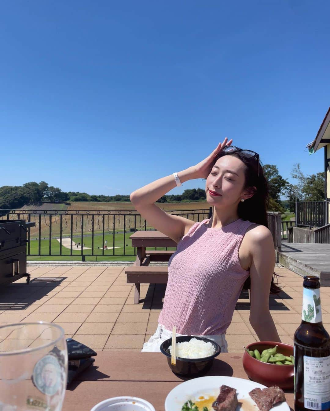 瀬名ひなのさんのインスタグラム写真 - (瀬名ひなのInstagram)「青空の下でBBQ 🍖🍺🌽🍆🥩🥕  三連休は大自然を眺めながら お肉食べてビールを飲むという最高体験した🥹  本格的なグリルで焼くお肉は もうほんっっっとにおいしい…！！ 野菜もサクサクしてて、特にカボチャが美味しかった🤤  そしてなんと料金にすでに 飲み放題が含まれている！！！安すぎ！！！ ドイツの生ビール飲み放題は嬉しすぎる🍻  BBQでお腹いっぱいになった後は、 園内の水場で涼んだり、ひまわりを見て夏感じた☀️  園内が全部車で移動できて 駐車スペースもあちこちにあるので ほっとんど歩かなくていいのも最高…！  子連れの方も多くて ファミリーで来るのもいいなと思った👪💖  夜になるとひまわりがライトアップされたり スカイランタンのイベントなどもあるらしい💭  ぜひ行ってみてね🫶  📍 東京ドイツ村  @tokyo_german_village_official   🍖プレミアムBBQ「帰ってきた夕焼けジャーマン」 　･･･16:00~20:00 ¥5500/1名  🕯️LED スカイランタン 　･･･7/22, 29, 8/5, 12開催 各日限定100個  🌻ひまわりイルミネーションも開催中🌻  この日の洋服は SHEIN @shein_japan  tops 🔍 10541562 pink/M pants 🔍 14666129 M  coupon code : hinano ¥6000以上で20%off𓂅  #Supported #東京ドイツ村 #遊園地コーデ　#夕焼けジャーマン #ひまわり #千葉県 #千葉観光 #千葉グルメ #袖ケ浦 #スカイランタン #ドイツ村 #テーマパーク #遊園地 #国内旅行 #観光 #旅行 #絶景 #ドライブ #飲み放題 #ビアガーデン #イルミネーション #東京ドイツ村2023夏supported #SHEIN#SHEINforAll#SHEINpartner#ad」7月19日 17時03分 - hinan0n