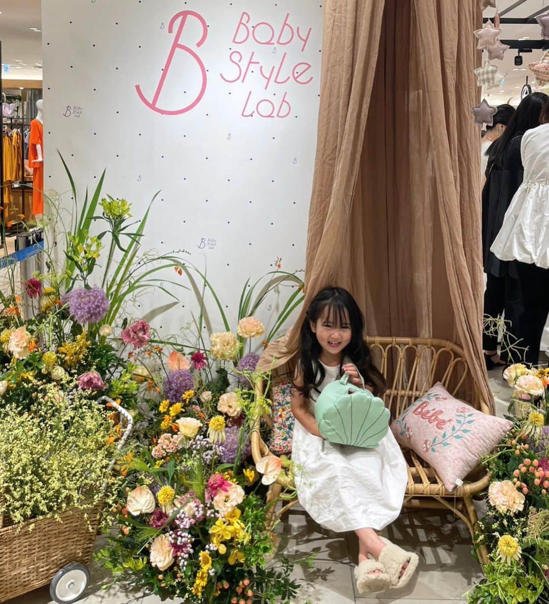 青野未来 / MikuAonoさんのインスタグラム写真 - (青野未来 / MikuAonoInstagram)「. . @baby_style_lab @elu_l.official のpopupへ🤍  娘はこのシェルに一目惚れしたらしく、、 絶対欲しい!!!🥹と、、 撮影頑張ってくれたご褒美にプレゼントしました🤍🤍  オモチャもbagもどれも可愛すぎてpopupすごい賑わってたー🙌🙌 今度は1人でゆっくりみたい🫣ww  阪急うめだ本店4Fでpopupしてるよ🤍🤍 @asahikamiya さんにやっとお会いできて嬉しかったー🥹 ただただ美しかった🥹🤍🤍 . . #babystylelab  #elu#エル #ベビースタイルラボ #梅阪popup #ドローイングバッグ」7月19日 16時58分 - miiikunkun