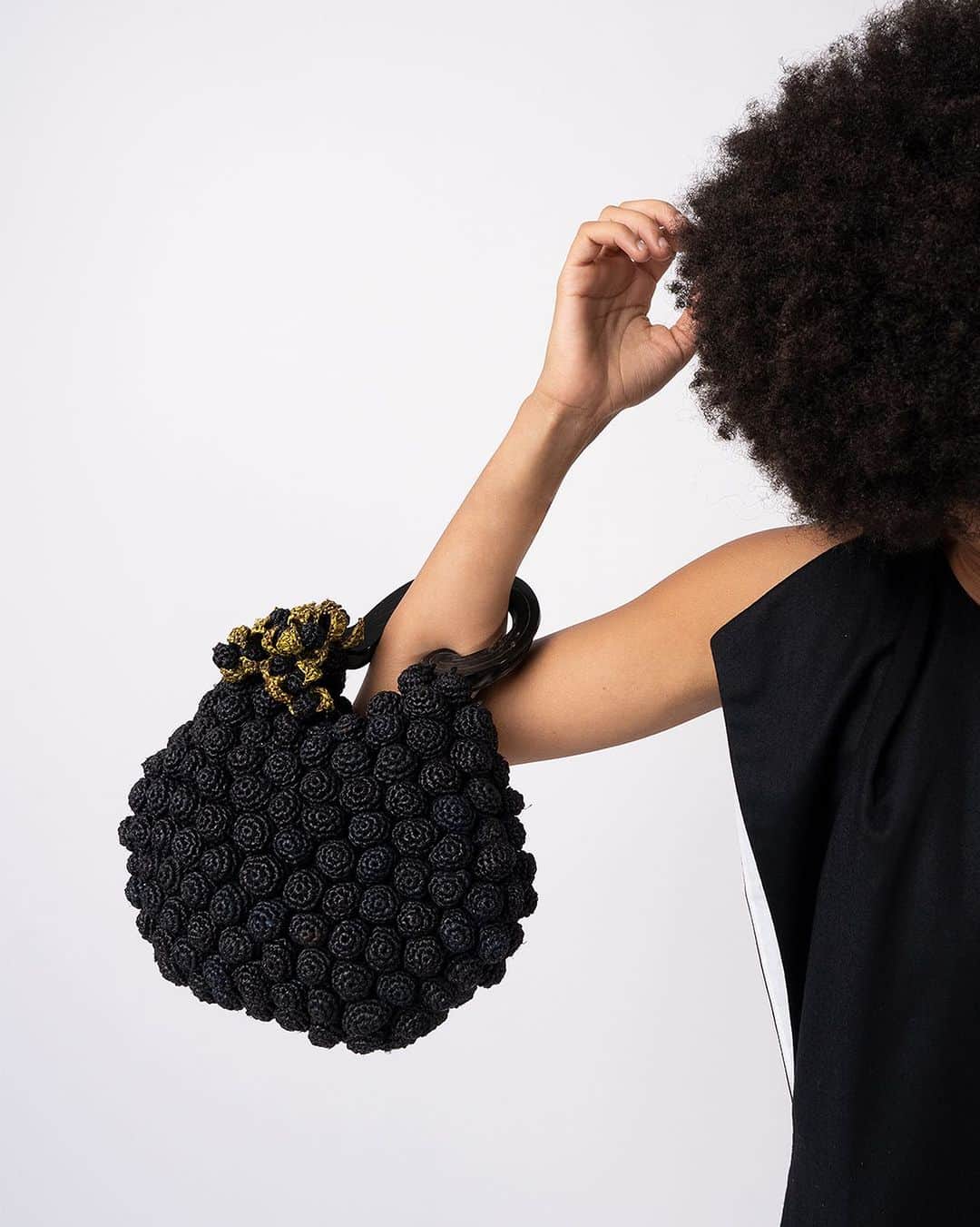 ジャマンピュエッシュのインスタグラム：「Every detail of this little piece of art is hand crocheted in relief, a technique that requires hours of work. #jaminpuech #raffiabag #uniquebag」