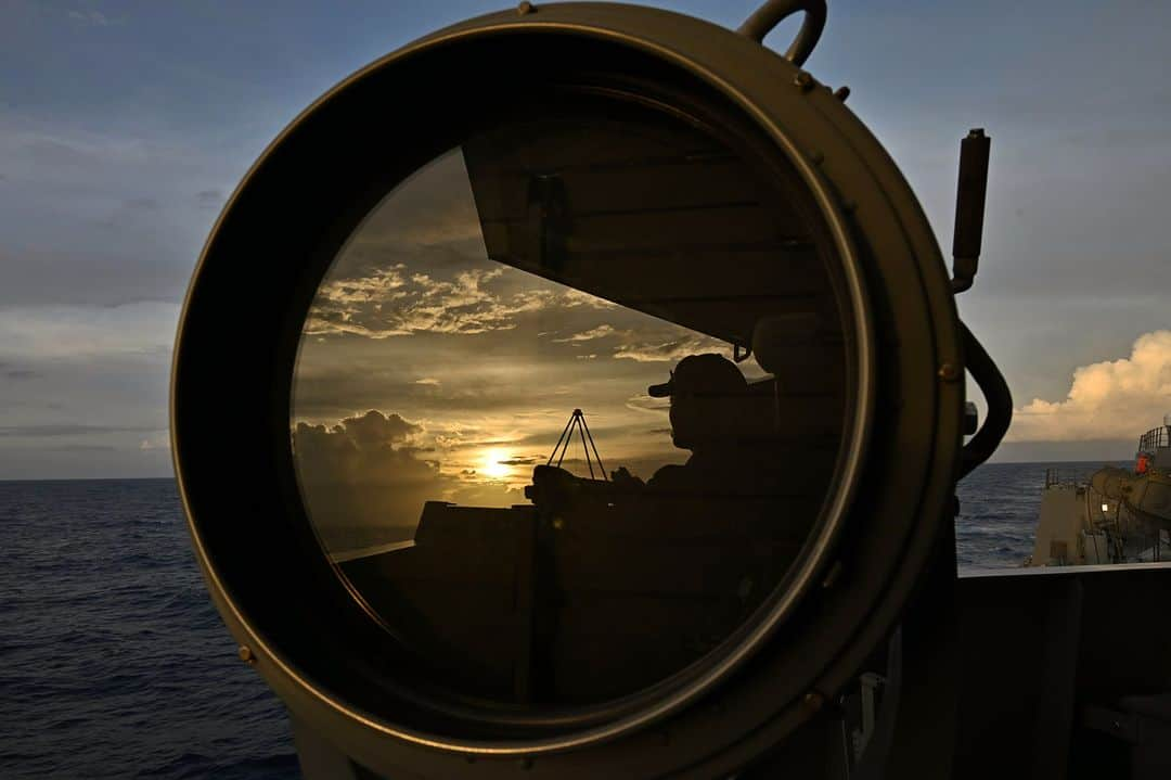 海上自衛隊さんのインスタグラム写真 - (海上自衛隊Instagram)「夕暮れの見張り員⚓ 今日もお疲れ様でした！  #ファインダー越しの世界 #しらぬい #シルエット #海上自衛隊」7月19日 17時00分 - jmsdf_pr