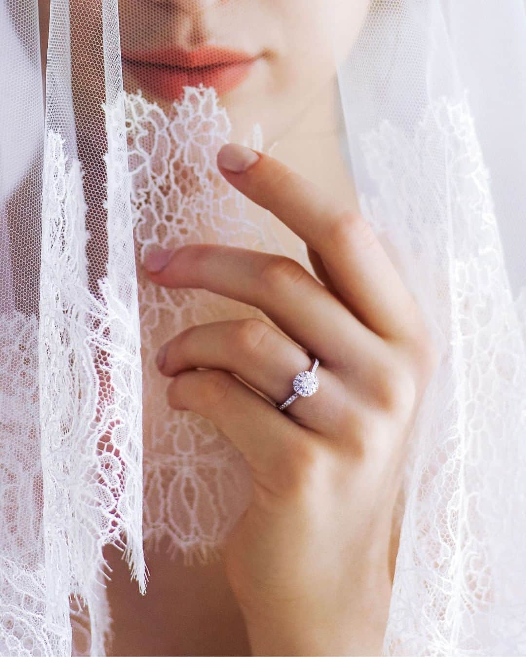 ラザール ダイヤモンド ブティック公式 | 婚約・結婚指輪のインスタグラム：「ダイヤモンドの格式高い輝きを堪能でき、 華やかな取り巻きとラインメレダイヤモンドのアームが 美しい光に満ちたエンゲージリング「セントパトリック28」  マチュアな花嫁にふさわしい、 笑顔と自信を与えるお守りのような輝きを指もとに。  ＜婚約指輪＞St.PATRICK 28  #lazarediamond #ラザールダイヤモンド #婚約指輪 #エンゲージリング #NEWYORK #NYC #ダイヤモンド #ダイヤモンドリング #ブライダルリング #ブライダルリング専門店」