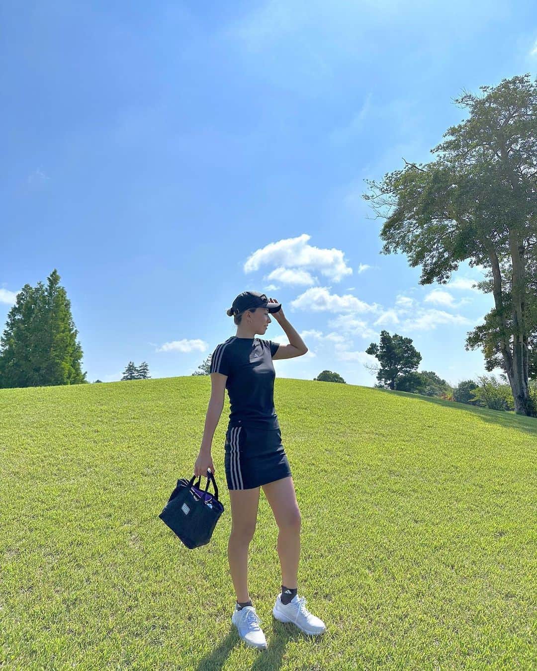 平野杏梨のインスタグラム：「. setup&shose/ @adidasgolf  cap&bag/ @muta__official   このバッグ中の仕切りがすっごくて、ドリンクも別に入れれるしほんとに使いやすい。  シンプルだしサイズ感もコンパクトで中がパイル地なのもドリンク入れてびしょびしょにならないから高ポイントなのです🙋‍♀️💕  やっぱりシンプルが1番🙋‍♀️  . . #muta#mutamarine  #ムータ#adidasgolf#adidas#アディダスゴルフ#ゴルフウェア#ゴルフ女子#ゴルフウェアレディース」