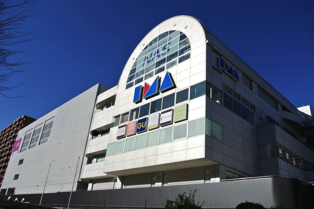 のインスタグラム：「【光が丘IMA】雑貨のポップアップストアに最適なイベントペース(約9坪) エリア：東京都練馬区 料金：16,500円/日～  URL：https://shopcounter.jp/spaces/cOYFDj   興味のある方は、プロフィール欄の【SHOPCOUNTER】 から「光が丘駅」で検索してみてください😊  ーーーーーーーーーーーーー SHOPCOUNTERではポップアップストア/展示会/催事など「短期でイベントの開催や出店が可能なスペース」の検索＆予約が可能🙌 アカウント作成(無料)をすると、メルマガでキャンペーン情報や会員様限定でスペースのご紹介を行っています♪ スペース探し＆ご予約はプロフィールのURLからお願いします☆ →@shopcounter_official  #出店者募集  #ポップアップ #ポップアップストア #ポップアップショップ #展示会 #催事 #レンタルスペース #ギャラリー #イベント #イベントスペース #期間限定ショップ #展示会 #即売会 #光が丘IMA #光が丘イベントスペース  #shopcounter #popup #popupstore #popupshop #exhibition #event #rentalspace #eventspace #shopcounter #studio #gallery」