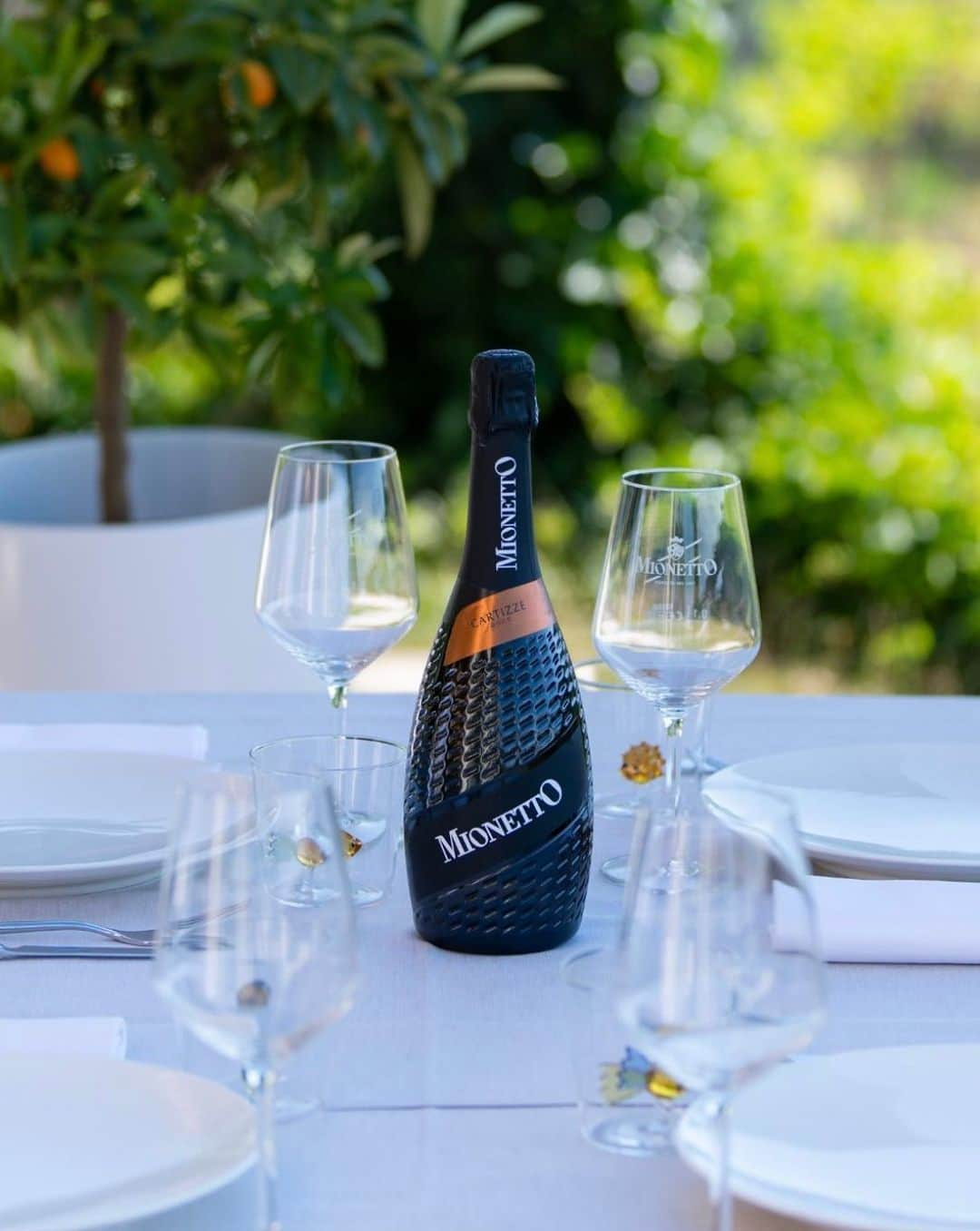 Mionetto Prosecco Suomiのインスタグラム：「🧡 Mionetto more than just a Prosecco 🧡  Mionetto di Cartizze Prosecco Dry - Proseccon korkealaatuisin DOCG -tuotanto tulee historialliselta Superiore di Cartizze -alueelta, joka on vain 107 hehtaarin kokoinen. Cartizze-kukkulan viinitarhat kuuluvat myös maailman kalleimpien viinitarhojen joukkoon. Elegantin Mionetto Cartizzen monitahoisessa tuoksussa löytyy kypsää omenaa ja päärynää sekä häivähdys mantelia. Hieman makea maku toistaa tuoksun aromit ja siinä on lisäksi sitruunaa, aprikoosia ja hentoa mineraalisuutta. Pehmeät kuplat tuovat tyylikkääseen kokonaisuuteen ryhtiä ja korostavat sitrusmaista hapokkuutta. Viini sopii seurusteluun hyvin viilennettynä sekä myös hieman maustetumpienkin kala- ja äyriäisruokien, pikkunaposteltavien ja hedelmäpiiraiden kanssa.  Mionetto di Cartizze Prosecco Dry 32,48€ - Alkon tilausvalikoimassa tuotenumero 905531  #mionetto #prosecco #mionettoprosecco #kuohuviini #kuplivamionetto」