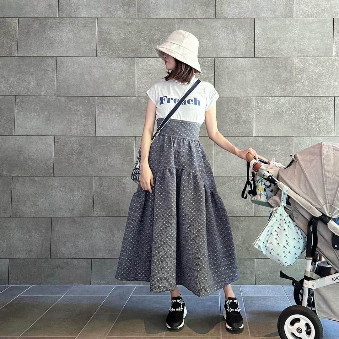 Ayakaのインスタグラム：「毎日灼熱…☀️ ベビーカーの時は できるだけ身軽に、 Tシャツ、帽子、ショルダー、 スニーカー👟 ＋UVカットパーカーも。 * Tops @coca_official_store  Skirt @_bluelea_  Hat @room_rakuten  Bag @dior  * ブルレアのスカートが 可愛すぎて…❤︎ わたしウエストが信じられないくらい太いので このタイプのスカートは いつも肋骨で履いてる😂 * ほぼ毎日かぶってる帽子は ROOMに載せました👒 * 死角無しの広いツバで うなじも焼けない！ 遮光率100%のUVケア帽子。 （気に入ってて何度も載せてる😂） * かぶったシルエットが とってもエレガントで 横から見ても 後ろから見ても好き。 * 接触冷感で さらっと気持ちよく、 あごひもや調整テープがついてて 子供とお出かけの時にも 取れてしまう心配なく安心。 * ハリのある生地だけど、 裏返してゴムでくるっと固定すると 小さくなってペットボトルや ミニ絵本と ほぼ同じサイズになるから、 ママバッグにポンとはいる❤︎ 紐がついてるから ベビーカーのフックにかけたりもしてます。 便利。 * #紫外線対策 #ママコーデ #紫外線ケア #完全遮光帽子 #遮光帽子 #骨格ストレートコーデ #紫外線対策グッズ #楽天roomに載せてます」