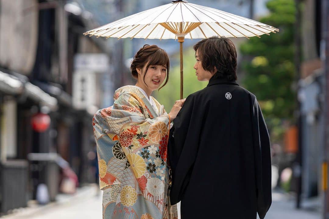 【公式】小さな結婚式さんのインスタグラム写真 - (【公式】小さな結婚式Instagram)「. @petit.wedding をフォローしてね♩ #小さな結婚式 をつけてのお写真投稿も大歓迎です♡ こちらの公式IGでリグラムさせていただきます＊ . おふたりが永遠の愛を誓った証である 結婚指輪もお写真に！  大切なアイテムだからこそしっかりとお写真に残して♡ この写真を見返すたびに 結婚式の日のことを思い出せそうですね！ . >>#小さな結婚式京都店 . ——————— #petitwedding #ラヴィファクトリー #前撮り #結婚式 #プレ花嫁 #卒花 #家族婚 #少人数結婚式 #ウェディング #wedding #bridal #weddingdress #花嫁 #挙式 #結婚式準備 #式場探し #日本中のプレ花嫁さまと繋がりたい #結婚式の思い出に浸る会 #結婚準備 #京都花嫁 #ウェディングフォト #花嫁コーディネート #結婚指輪 #婚約指輪 #和装 #色打掛 #和装花嫁 #和婚」7月19日 17時05分 - petit.wedding