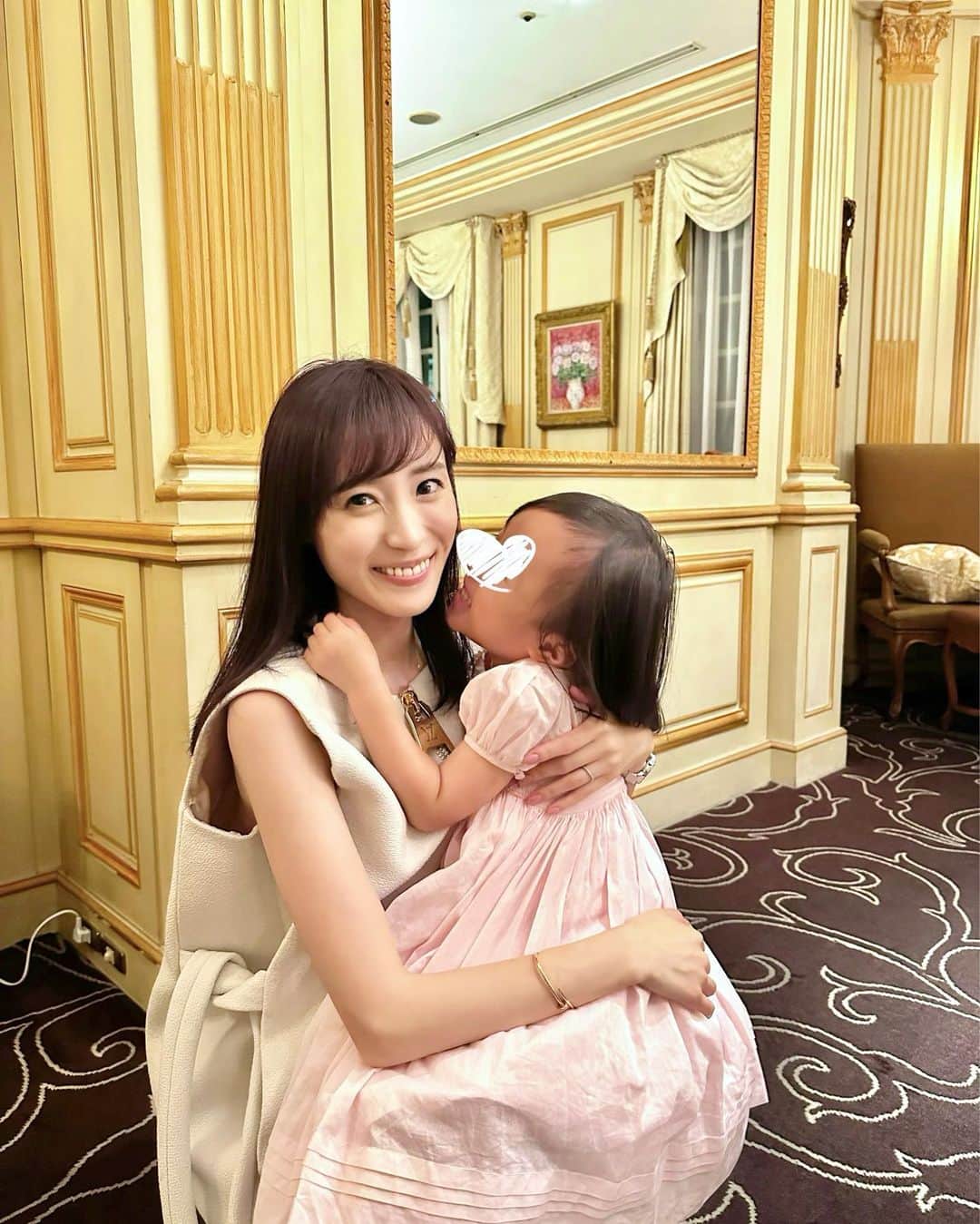 小林真由のインスタグラム：「my little princess👸🏼🤍  年中さんになってから突然プリンセスloverになって、髪が短いことにも気づいてしまい🤦🏼‍♀️、毎日伸びたかチェックに勤しんでおります🥹  　 #ファッション #コーデ #ママコーデ #女の子ママ #男の子ママ #ママライフ #コーディネート #４歳 #２歳 #二人育児 #dinner #joelrobuchon」