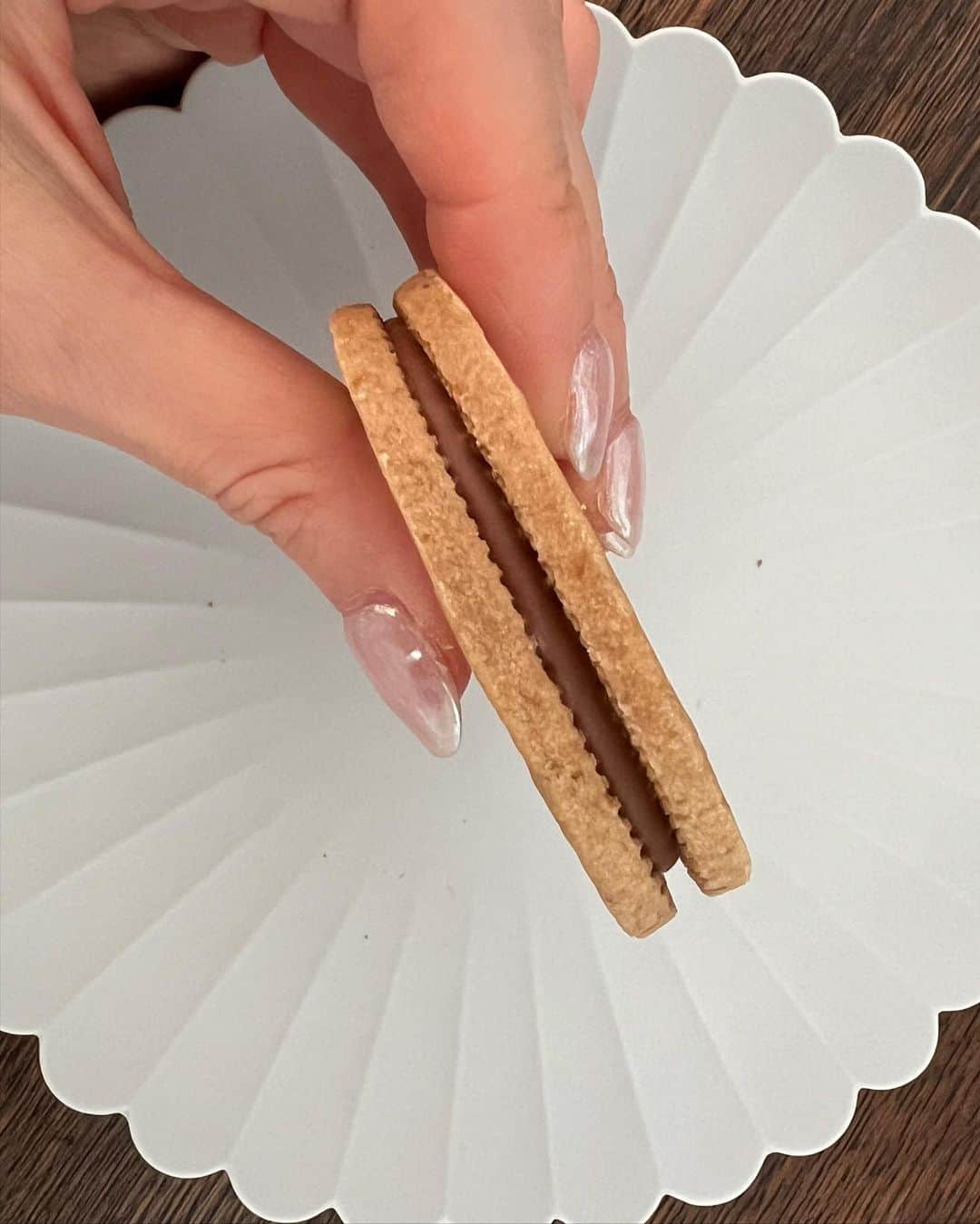 早川愛さんのインスタグラム写真 - (早川愛Instagram)「🍪🍪🍪  chocolate sand🤎🤎🤎 @shizukalabo   マイブームのチョコレートサンド🤎🤎🤎 ずっと気になっていたシヅカ洋菓子店さんのチョコサンドは単品で購入して食べ比べしましたが、ミルクチョコレートのほう美味しすぎましたー🤎🤎🤎 クッキー2:チョコ1なのでクッキー率高めですが1個で食べ応えアリ⭐️ ・  ✔︎ミルクチョコレート（右） キャラメルのような甘いミルクチョコレートがサンドされていて美味しい🤎🤎🤎 ✔︎チョコレート（左） ビターすぎないチョコレートは甘さ控えめでこちらも美味しかった🤎  ・  #チョコレートサンド #クッキー #シヅカ洋菓子店 #銀座グルメ #銀座スイーツ #イグジットメルサ #予約必須」7月19日 17時06分 - megumegu_1006