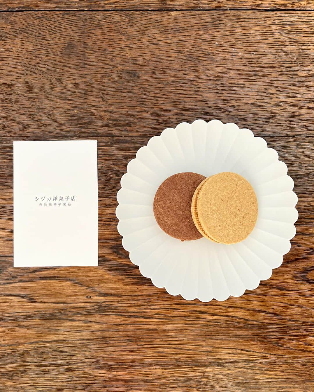 早川愛さんのインスタグラム写真 - (早川愛Instagram)「🍪🍪🍪  chocolate sand🤎🤎🤎 @shizukalabo   マイブームのチョコレートサンド🤎🤎🤎 ずっと気になっていたシヅカ洋菓子店さんのチョコサンドは単品で購入して食べ比べしましたが、ミルクチョコレートのほう美味しすぎましたー🤎🤎🤎 クッキー2:チョコ1なのでクッキー率高めですが1個で食べ応えアリ⭐️ ・  ✔︎ミルクチョコレート（右） キャラメルのような甘いミルクチョコレートがサンドされていて美味しい🤎🤎🤎 ✔︎チョコレート（左） ビターすぎないチョコレートは甘さ控えめでこちらも美味しかった🤎  ・  #チョコレートサンド #クッキー #シヅカ洋菓子店 #銀座グルメ #銀座スイーツ #イグジットメルサ #予約必須」7月19日 17時06分 - megumegu_1006