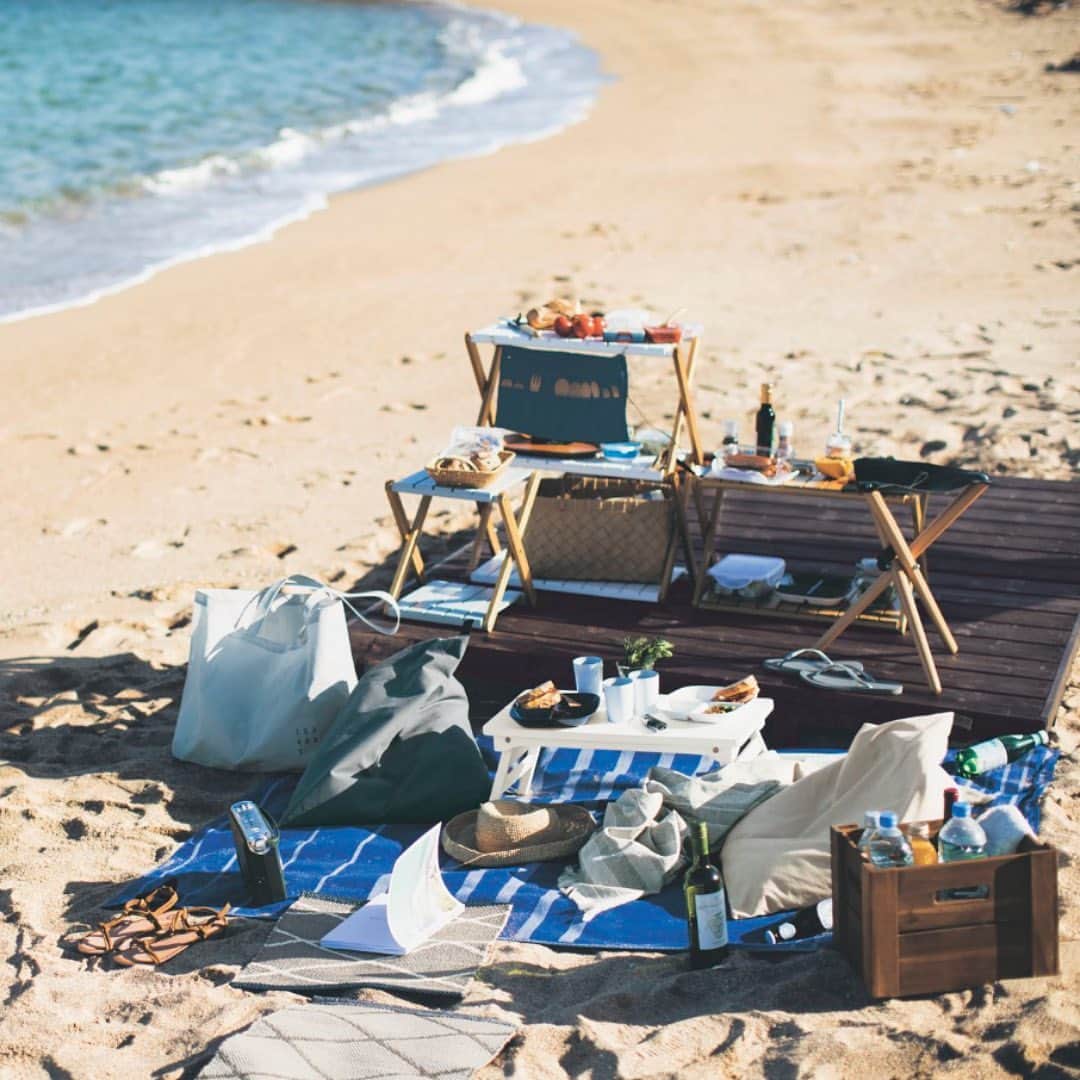 BELLEMAISON_DAYSのインスタグラム：「海で過ごすときは、いつもリビングで使っているクッションや、 折りたためるスツールをさっとつかんで連れていく。  潮騒を聴きながら、家にいるような気分でのんびり昼寝。  うっすら目を開くと、遠くに夫が波待ちしている姿が見えた。 その近くで子どもたちがコバンザメみたいに波待ちしてる。  From Bellemaison Lifestyling 2018 Summer P44  ￣￣￣￣￣￣￣￣￣￣￣ 詳しい内容はプロフィールTOPのURLから  #bellemaisondays #ベルメゾンデイズ #ベルメゾン ￣￣￣￣￣￣￣￣￣￣￣ 📷みなさんのBELLE MAISON DAYSのアイテムを 　使ったインテリア画像募集しております📷  お気に入りのアイテム写真に#ベルメゾンデイズ @bellemaison_days のタグ付けをお願いします！  ストーリーズや、サイトでもご紹介させていただきます🙌 ・ ・ BELLE MAISON DAYSは、 「今日より明日、明後日が楽しくなる暮らしの提案」を コンセプトとした、ベルメゾンを一歩リードするオリジナルブランド」