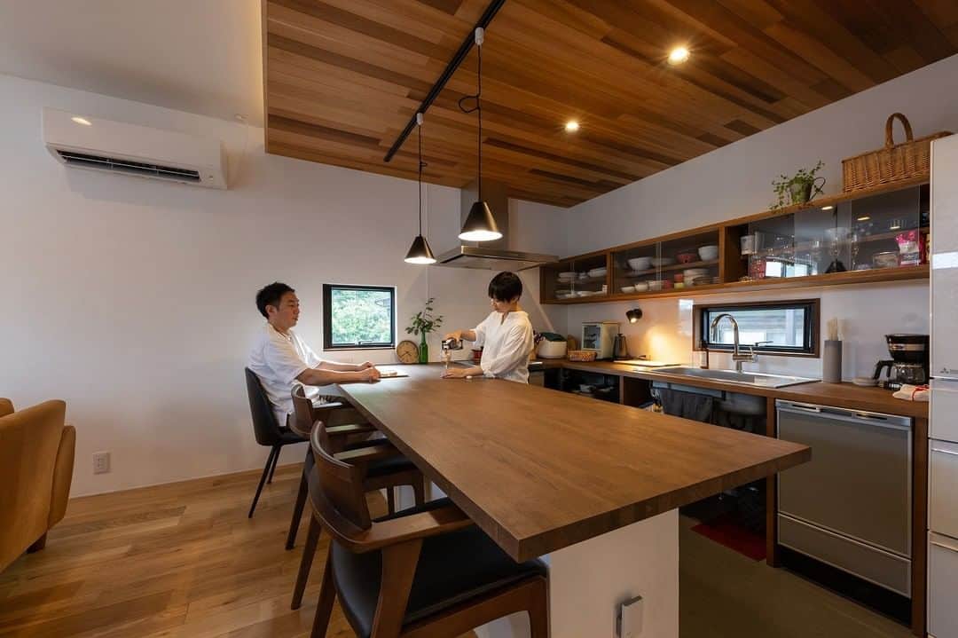 幸創建設株式会社のインスタグラム：「ほっとひといきつく時間。 そんな場所にもなるキッチン。  #kosokensetsu#注文住宅#マイホーム#新築#living#建築#住宅 #interior#暮らし#家づくり#design#自然素材#architecture#デザイン#木の家#myhome#施工事例#住まい#新築#一戸建て#キッチン#無垢#設計#幸創建設#高知#kitchen#soramado#ソラマド」