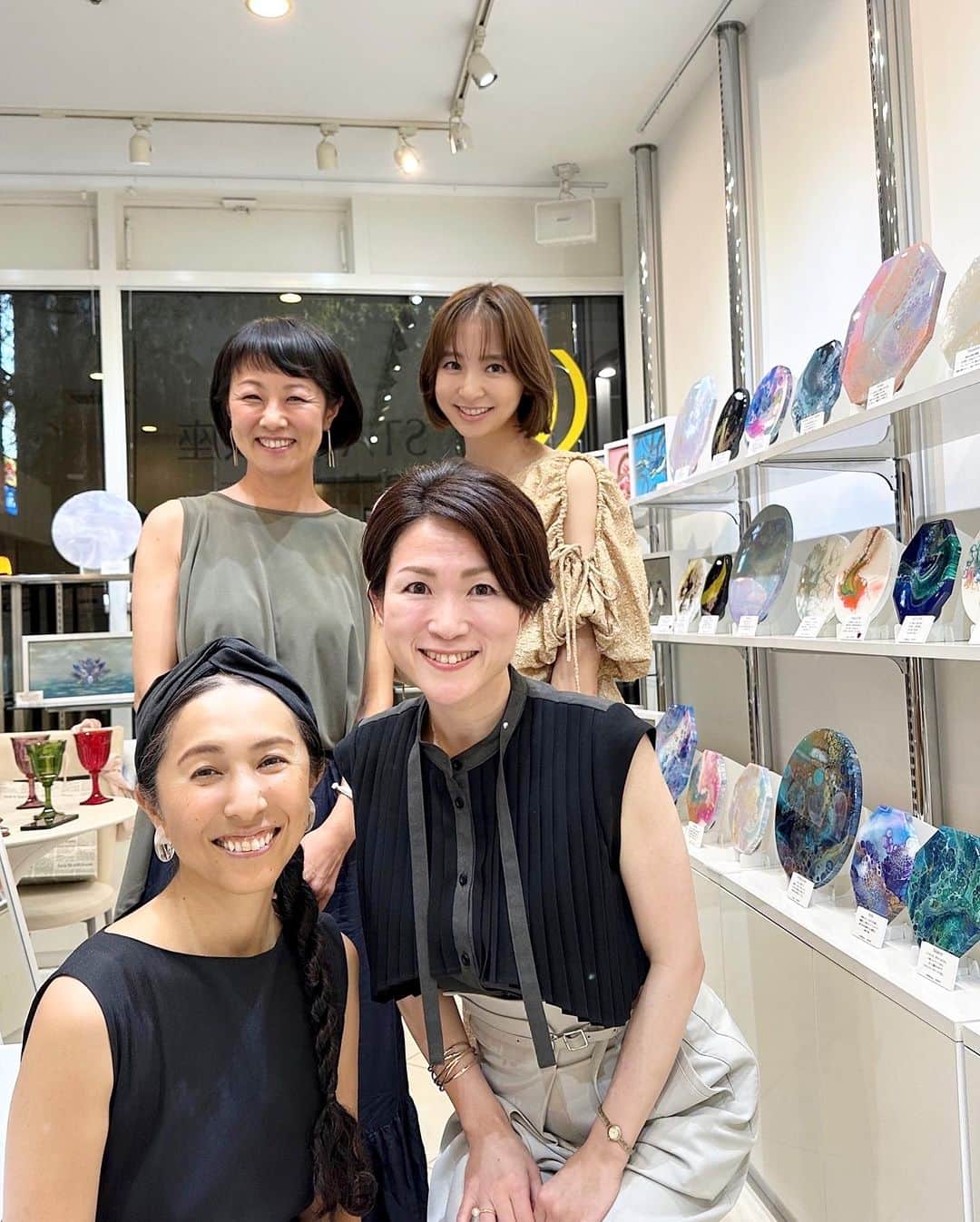 篠田麻里子のインスタグラム：「@nanaehayashida  ななえさんに誘ってもらい、 @kaehada  皆んなで✨ @miura.mayuko  個展へ♡  インスピレーションからくる作品も素敵だし、何よりも言葉がすごく好き🥰 日めくりカレンダー作って欲しいなと熱望しました笑  5枚目の作品色合いが好きで、我が家に連れて帰ることにしました笑  楽し過ぎる時間😌 満喫✌️ 新しくやりたいプロジェクト実現したいな♡  #マリ活」