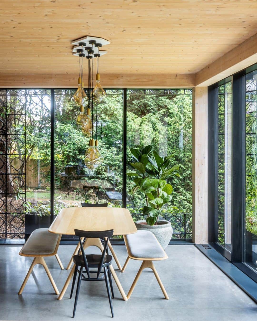 The Modern Houseさんのインスタグラム写真 - (The Modern HouseInstagram)「#forsale Tree House: a sculptural contemporary home in Broadstairs, Kent, shrouded in woodland and minutes from the beach.  Go to the link in our bio to view the full listing.  Woven, North Foreland Avenue, Broadstairs, Kent.  Design by @gilesmiller」7月19日 17時13分 - themodernhouse