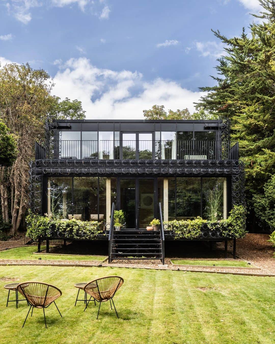 The Modern Houseさんのインスタグラム写真 - (The Modern HouseInstagram)「#forsale Tree House: a sculptural contemporary home in Broadstairs, Kent, shrouded in woodland and minutes from the beach.  Go to the link in our bio to view the full listing.  Woven, North Foreland Avenue, Broadstairs, Kent.  Design by @gilesmiller」7月19日 17時13分 - themodernhouse