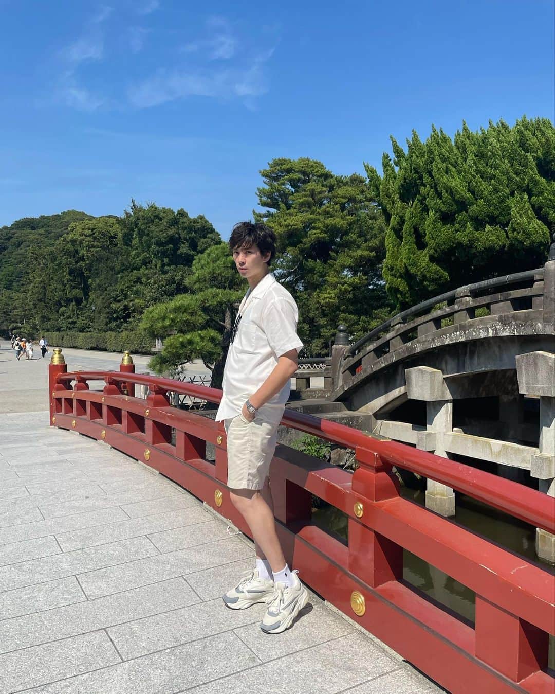 榿澤涼太のインスタグラム：「. 鎌倉&江ノ島散歩🚶  ーClothesー shirt: @united_athle  pants: @uniqlo  socks: @poloralphlauren  shoes: @dior   ーAccessoriesー sunglasses: @rayban  necklace: @themjewelers  watch: @cartier  bracelet: @dior   #鎌倉 #江ノ島」