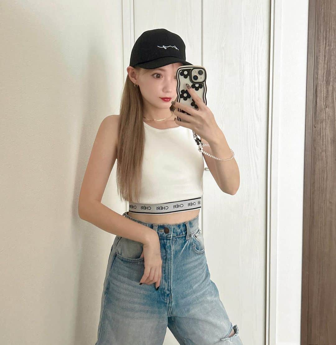 のインスタグラム：「.  もう毎日暑すぎてとけそう🫠 熱中症気を付けなきゃね✨✨  このトップスカップ付きで楽ちんすぎて お腹チラ見えの丈感もちょうどよくて 気に入ってる色違いも買おう☺️🫶 @grl_official 🏷️  #夏コーデ #ファッション #ママコーデ #プチプラコーデ #グレイル #プチプラファッション #grl #summer #fashion #ootd」