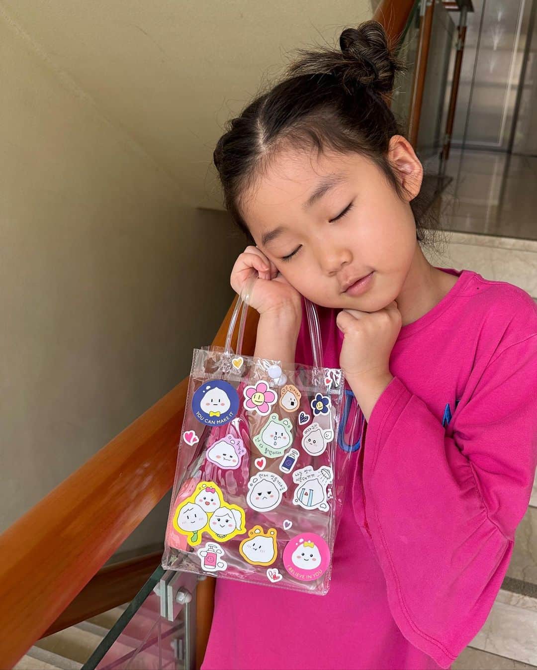 パク・タミのインスタグラム：「- 얼마만에 보는 햇살인지 모르겠어요..  주하와 거실에서 사부작 사부작~~ ^^  요 스티커 나오길 주하가 얼마나 기다렸는지ㅎ 디자이너 땀똔의 그림들을 보더니 팔짝팔짝~ '엄마!! 삼촌 그림 너무 귀여워요~!!!' 그러더니, '엄마 이 그림도 넣어달라고 하믄 안되요?' 삼촌이 그 표정도 하나 넣어줍니다. '언제 씻을거냐궁' 요거요~~ 집에서 많이 듣던 소릴... 그림에.. ㅋㅋ  캐릭터는 샴푸 거품이예요~ 폴라탐 샴푸를 아이들부터 온가족이 사랑해주셔서 만들어봤어요. 어때요?? 너무 귀엽죠? ^^」
