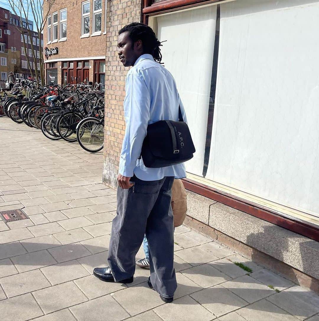 アーペーセーのインスタグラム：「@renwejules out and about in his A.P.C. Sense satchel in black.  #APCParis」