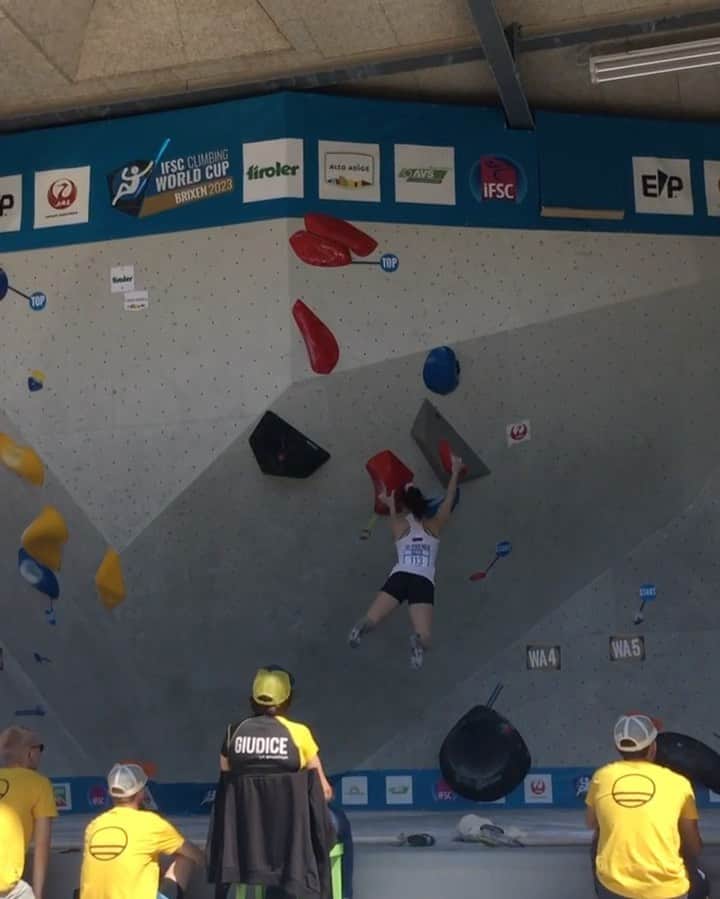 ユリア・クルーダーのインスタグラム：「It’s time to get back into comp mode-world championship is less than 2 weeks away 🤩 reminiscing about BWC, here’s my favorite qualification round in Brixen 🥰 can’t wait to be back on the mats 😍 @sloveniaclimbing @scarpaspa」