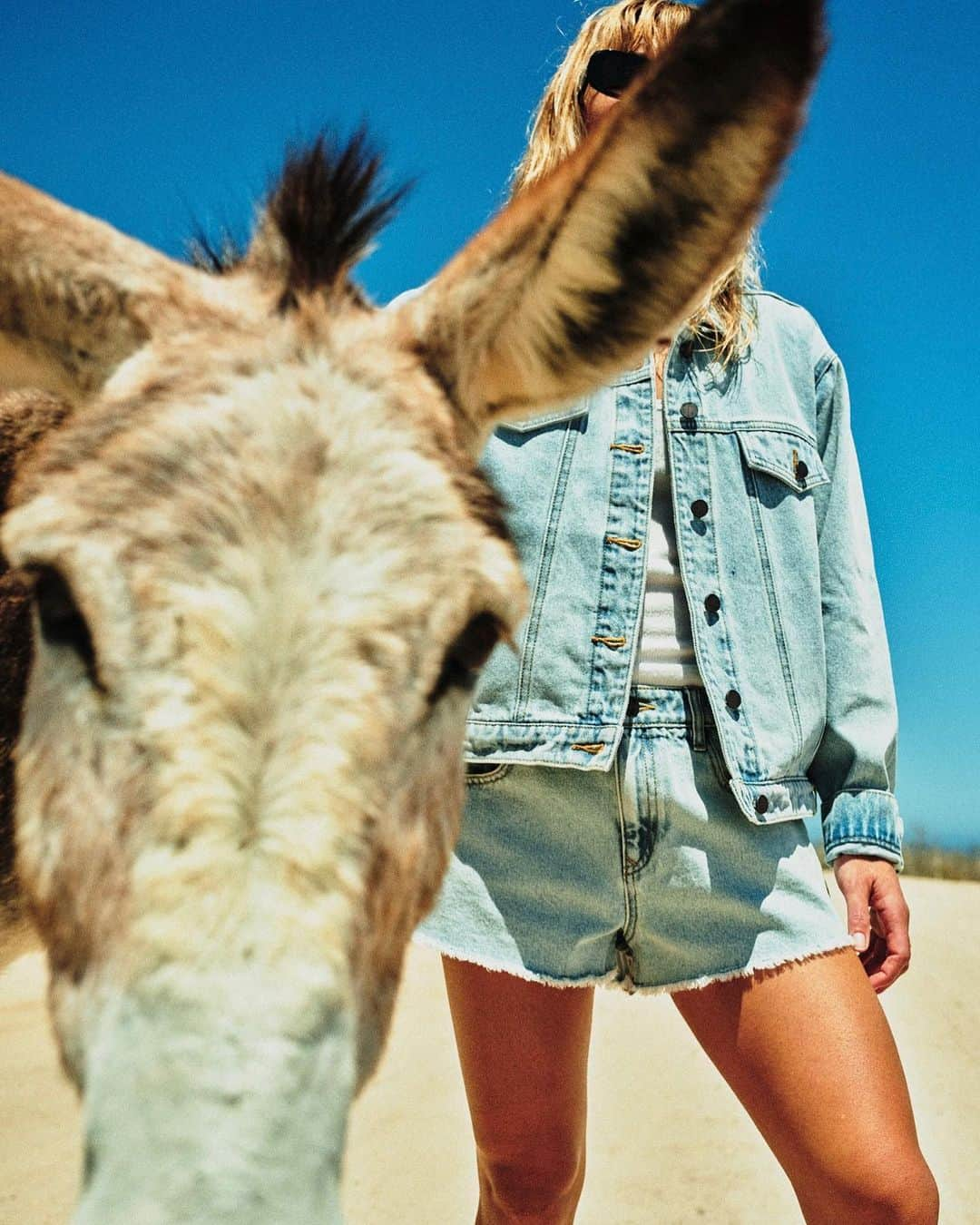 ココ・ホウのインスタグラム：「Cabo in the Collection 🌵 Shot by @cole_barash 🫏 Tap to Shop @volcomwomens 🩵」