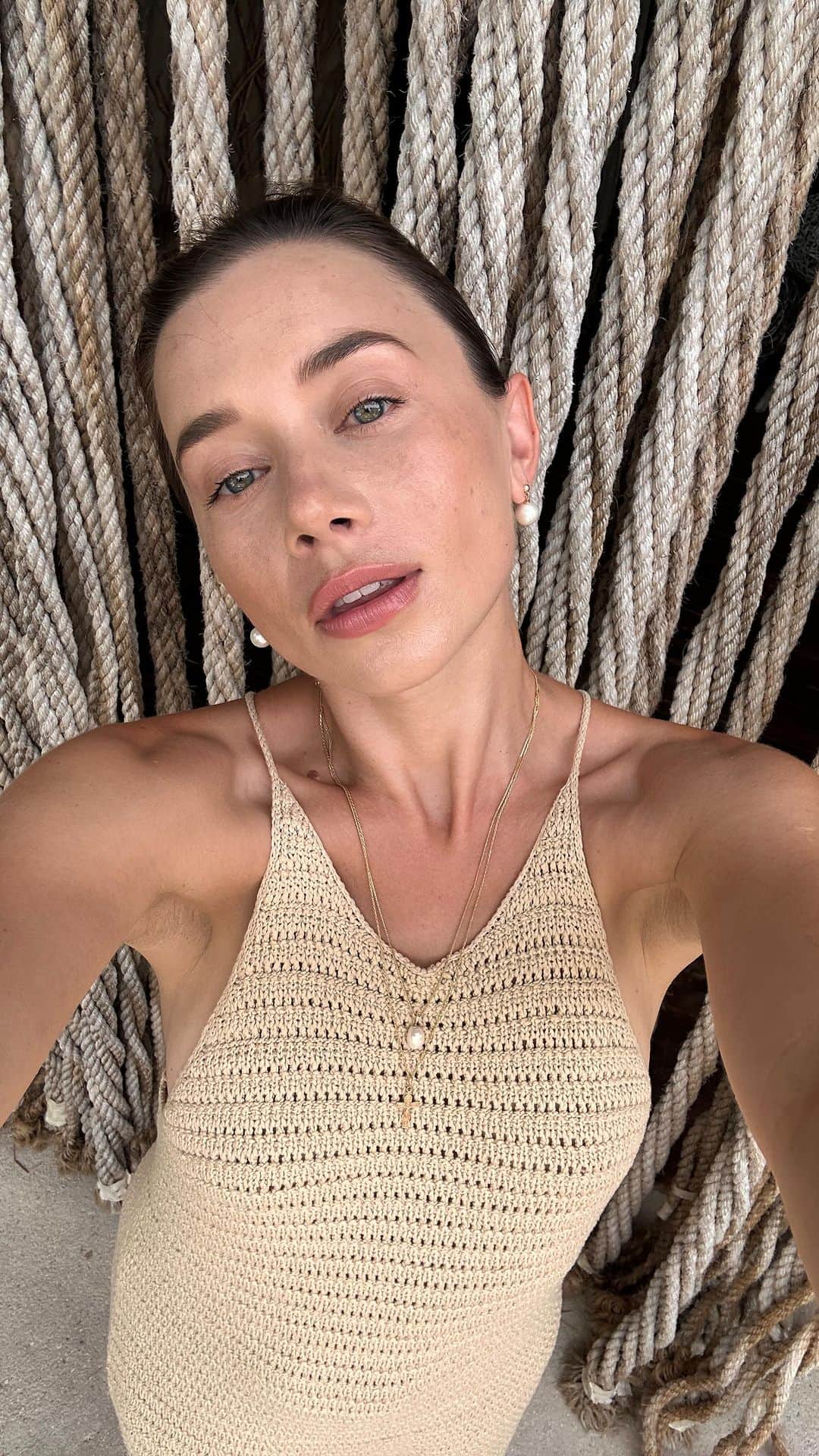 オレーシャ・ルーリンのインスタグラム：「Me and melasma: a love story. Just kidding. Here are that top products I’m using in the Summer to try and reverse some of my hyperpigmentation. @josiemaran triple hydroxy resurfacing liquid + get even sun milk  @supergoop resetting powder/ unseen sunscreen  @bloomeffects sunscreen serum ( thank you @emilyheathnyc ) @alastinskincare a luminate brightening serum.  @oseamalibu hyaluronic sea serum」
