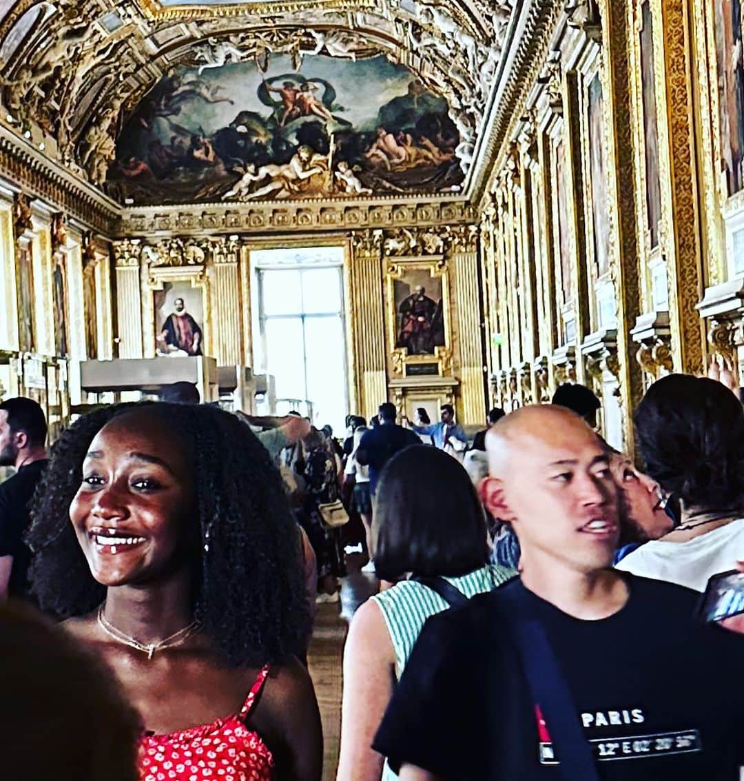 マッコイ斉藤のインスタグラム：「フランスでのひとコマ！ ウチのエチオピア初海外でルーブルなわけで！」