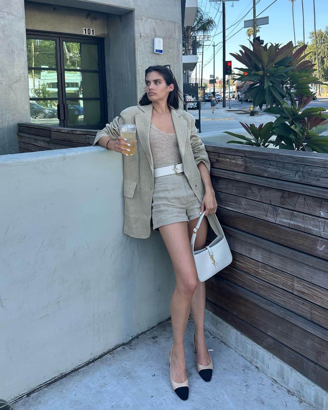 サラ・サンパイオのインスタグラム：「Pretending it’s not boiling hot in la 🥵😅」