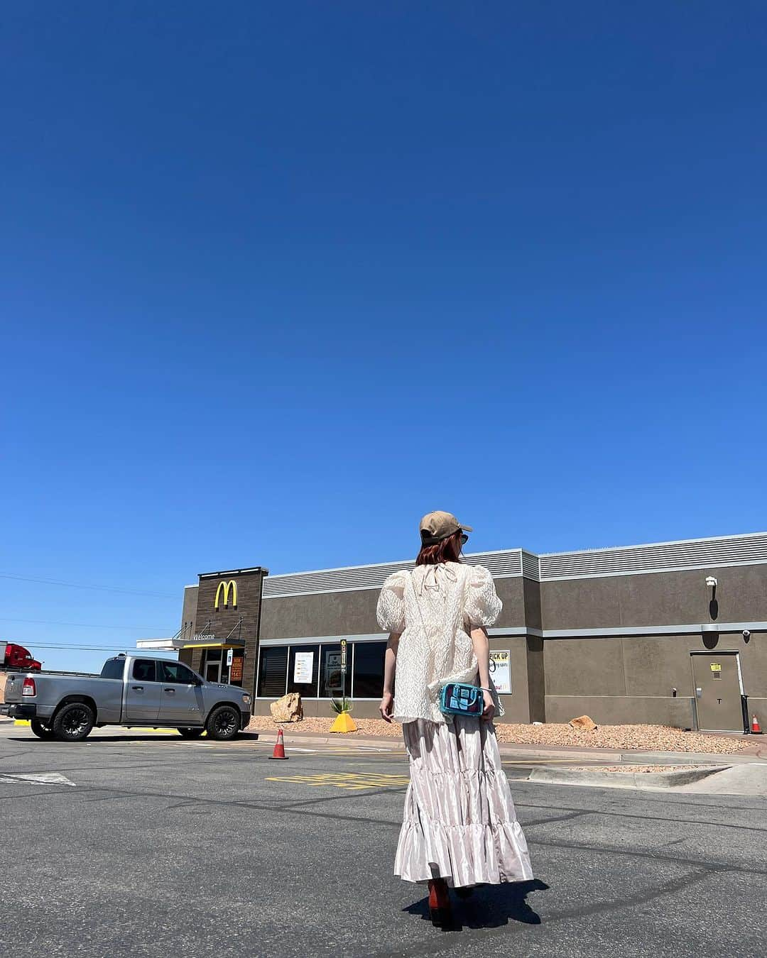 瀬戸あゆみさんのインスタグラム写真 - (瀬戸あゆみInstagram)「I'm in Marfa,Texas!🤠👢🐎   何年ぶりかな？ LAからの、テキサス州Marfaに来ています。 ハースケすぎてぜんぜんインスタ間に合わない、、、。 でも、また更新しますっ！  #ayumi_journey  #ayumi_outfit  #dearsisterhood」7月20日 2時48分 - setoayumi