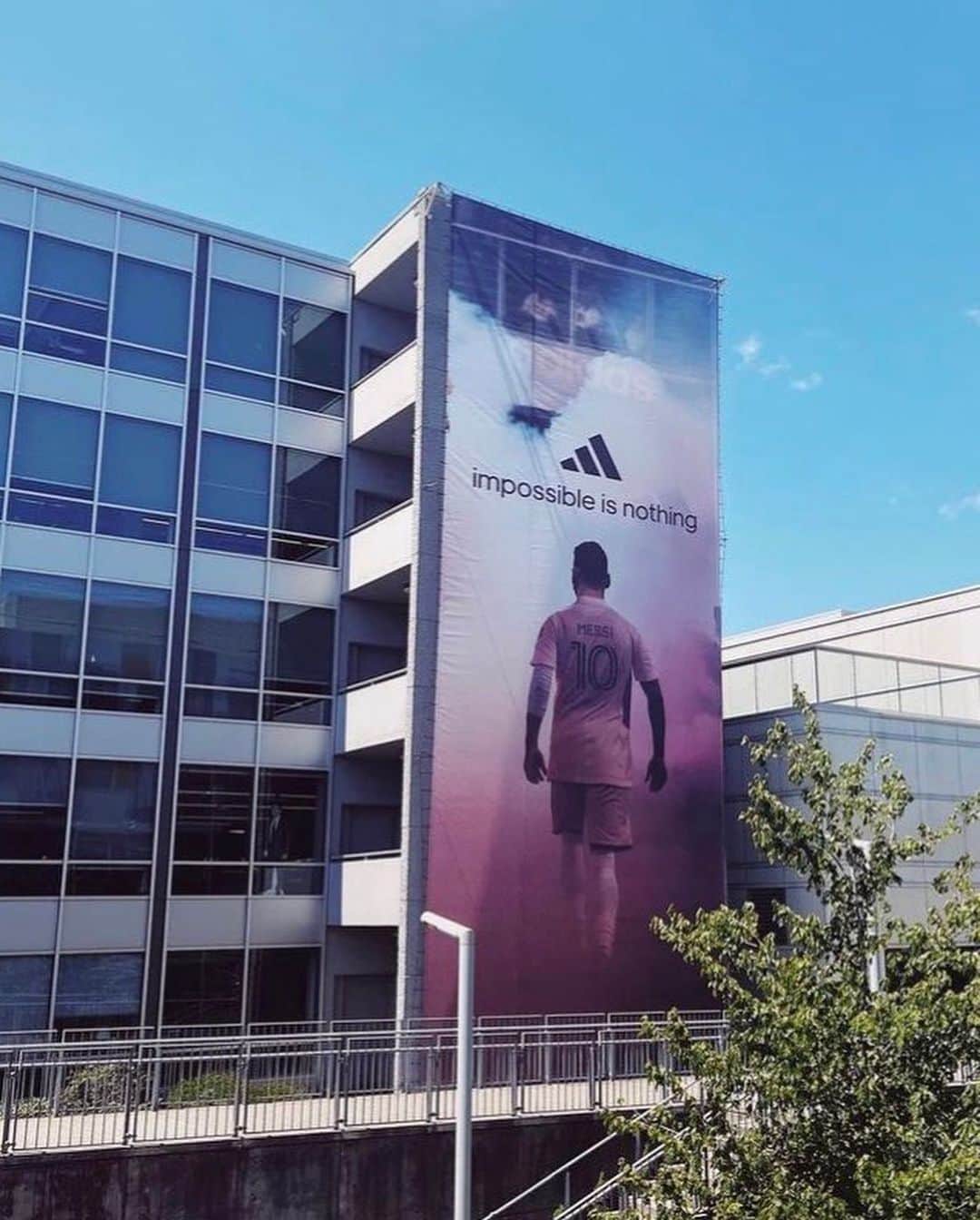 Nice Kicksさんのインスタグラム写真 - (Nice KicksInstagram)「A cargo ship straight from Guatemala, choppers, and speed boats! adidas went all out for @leomessi’s welcome to Miami 🤩🌊🚢」7月20日 2時58分 - nicekicks