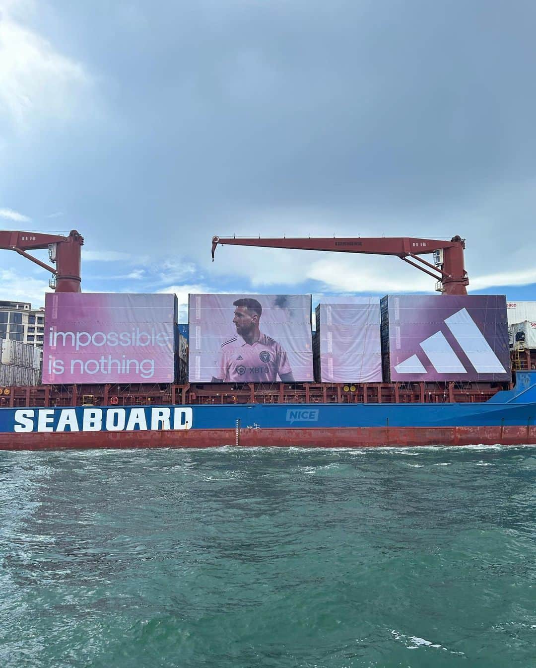 Nice Kicksさんのインスタグラム写真 - (Nice KicksInstagram)「A cargo ship straight from Guatemala, choppers, and speed boats! adidas went all out for @leomessi’s welcome to Miami 🤩🌊🚢」7月20日 2時58分 - nicekicks