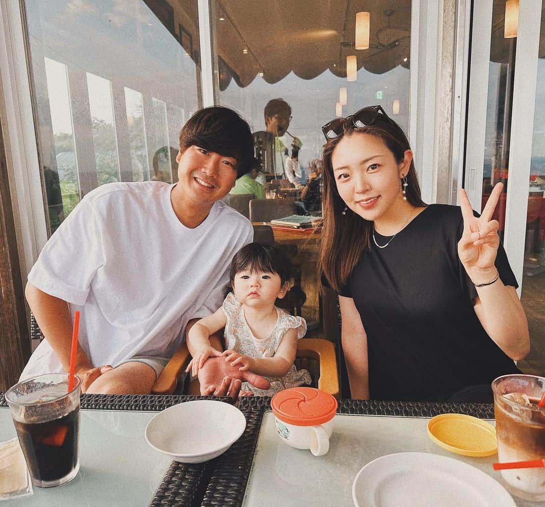 川崎美海のインスタグラム：「江ノ島に行った時の家族写真🏖  夏大⚾️期間視察で休み全然ないからって 早めの夏感じさせに連れてってくれたパパありがと！  まー本当暑すぎる中移動ばかりで出張ばかりで、 休み無さすぎて心配過ぎるけどあと少し頑張れ😭💪  甲子園始まったらまた大変だわねー😔 熱中症が本当心配…  私は逆にクーラーの下で 先週喉と鼻やられました😅  体温調整難しいですよね💧 本当皆さんも体調に気をつけて 暑い夏乗り切りましょ🫠☀️  イルキャンティカフェまーじで 本当にいい眺めで素敵な空間過ぎました✨  それとまさかの大好きな幕張のキャンプテンズクックの 系列店で料理一緒で1人でテンション上がってました！  また行きたいな〜♪  #鎌倉　#江ノ島　#イルキャンティカフェ江ノ島」