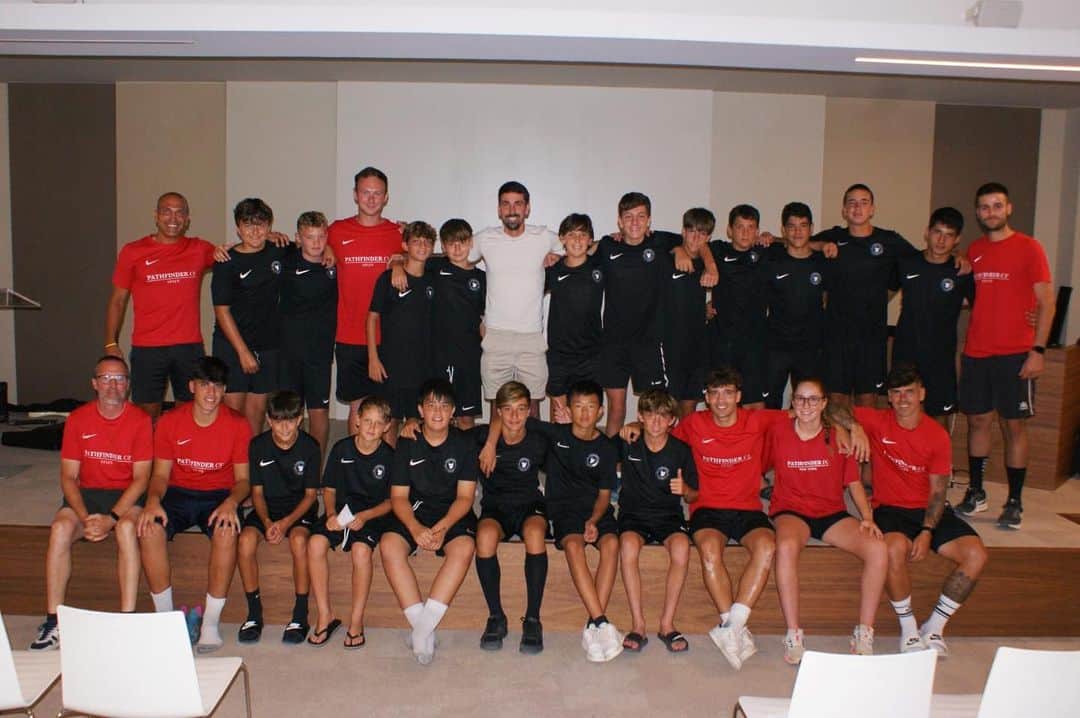 イサーク・クエンカのインスタグラム：「Gracias @pathfinderfcspain  @club_de_futbol_turo por la invitación de hoy , un placer haber compartido mi experiencia en el deporte de élite . Espero que os ayude en el presente y futuro , tanto de vuestras carreras deportivas como en lo personal .」