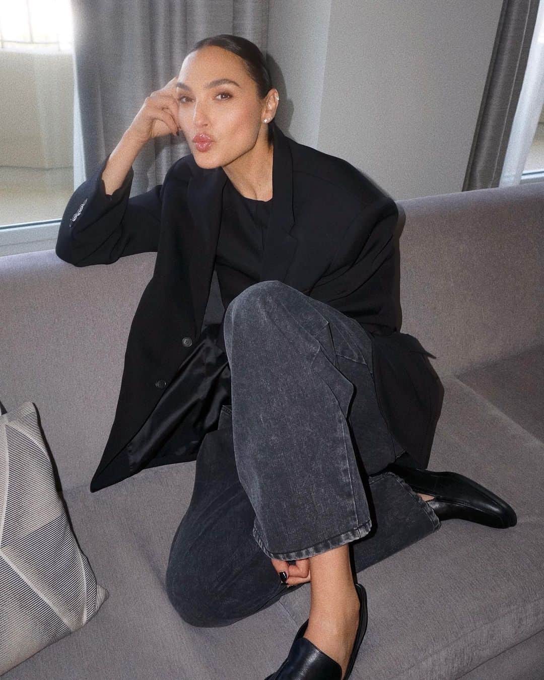 ガル・ガドットのインスタグラム：「🖤」