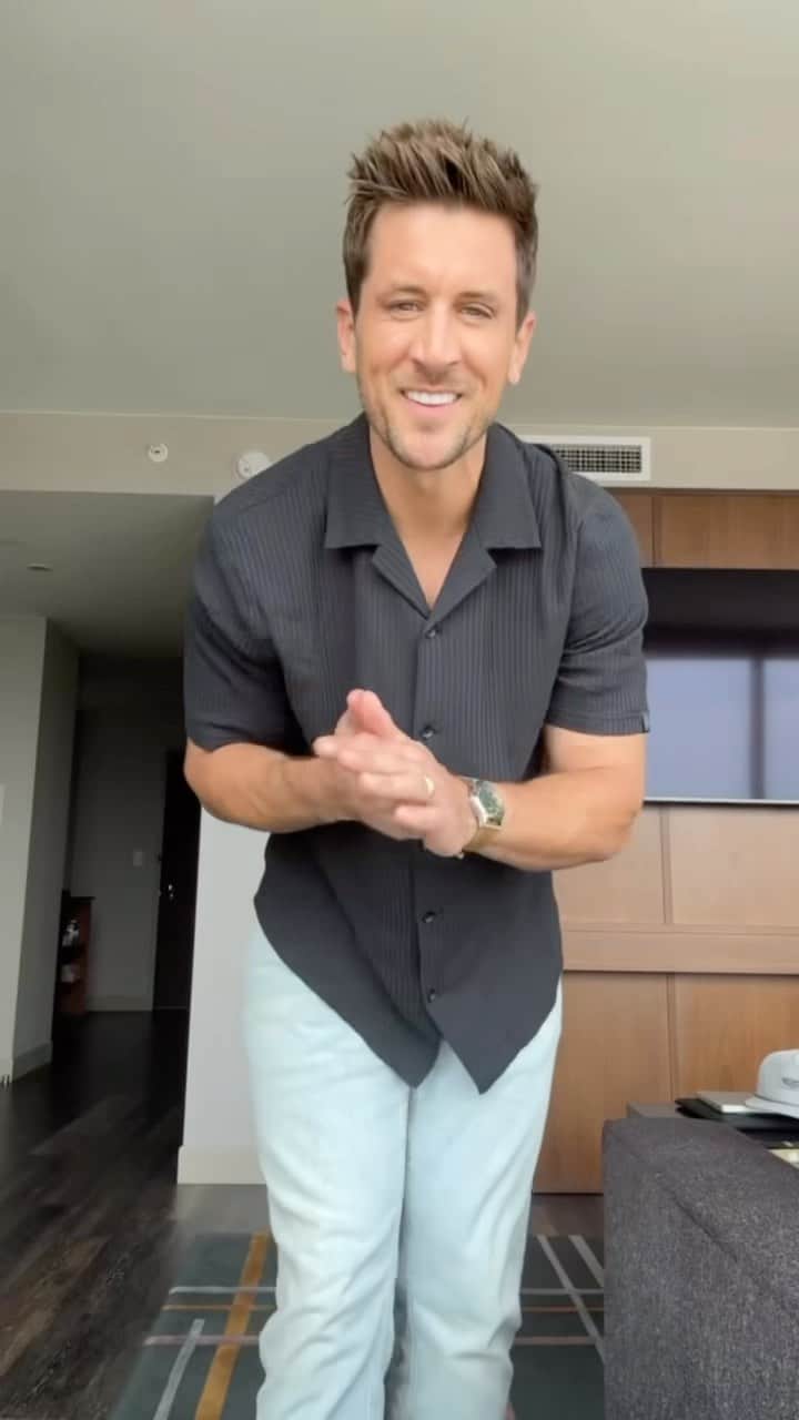 ジョーダン・ロジャースのインスタグラム：「Which outfit/watch combo do you like most..1,2,3 or 4?? 🤔🤔 An anniversary is something you should never forget. Just like I never forget to make sure my watch matches the vibe of my outfit 💯 10 years in the game and @mvmt is still going strong. All of my favorite watches are 25% off to celebrate! Use the link in my bio to make sure you’re always dressing to impress! And always giving the perfect anniversary gift.    If you look good, you feel good!! Happy Anniversary @mvmt   #jointhemvmt #mvmtpartner」