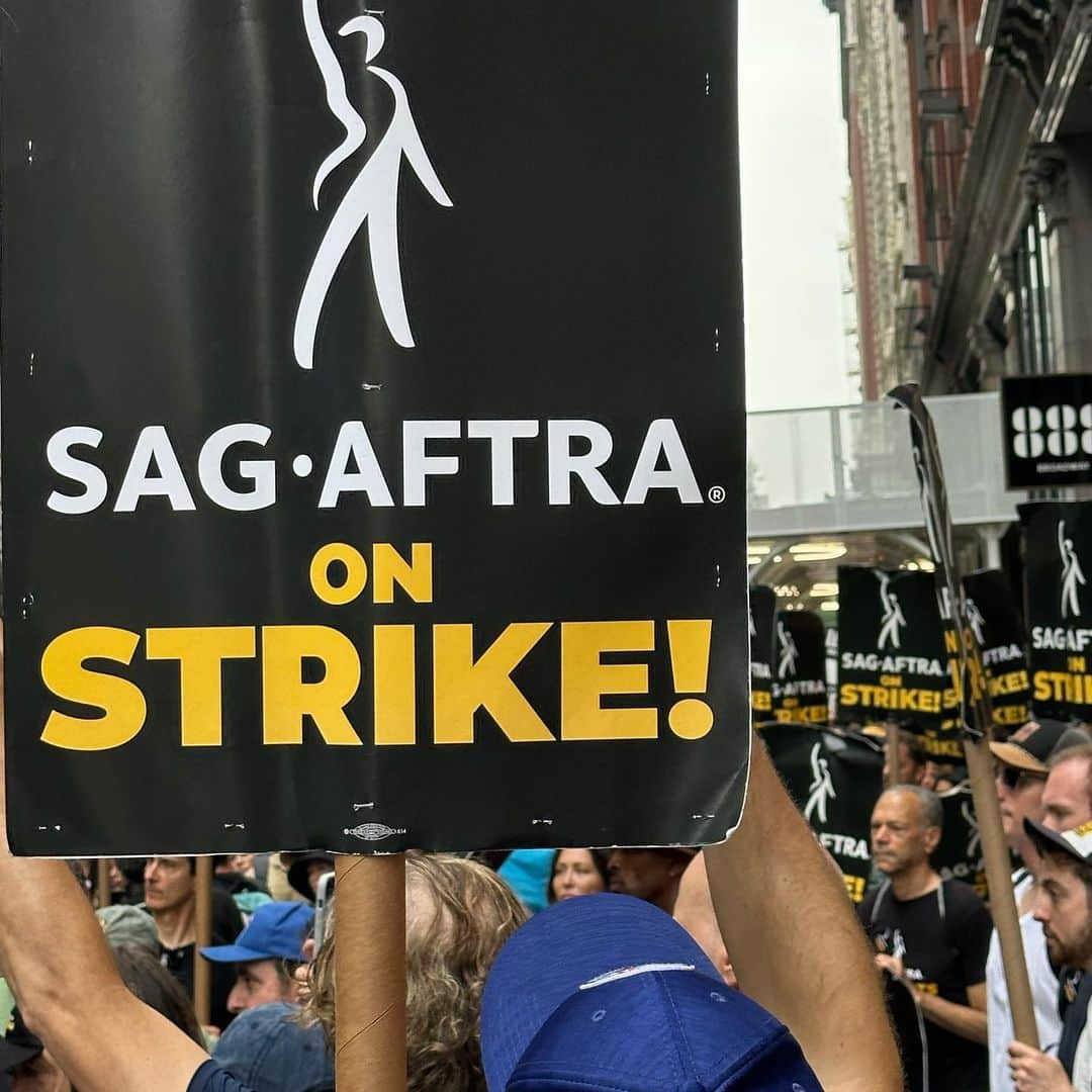 マイケル・ドイルさんのインスタグラム写真 - (マイケル・ドイルInstagram)「Union. Labor. Strong. @sagaftra @wgawest @wgaeast」7月20日 3時10分 - themikedoyle