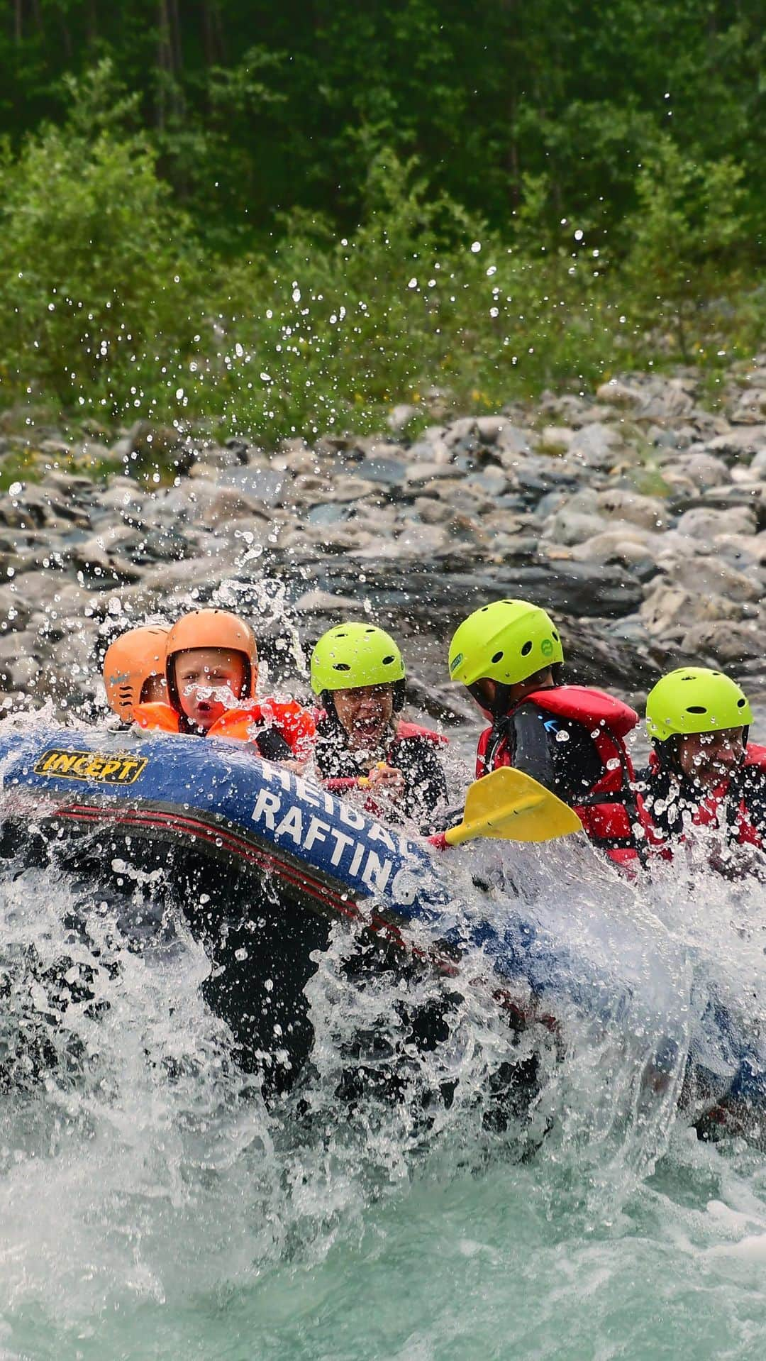 Inger-Lise Lillerovdeのインスタグラム：「En fantastisk start på ferien 💦 Elverafting i fantastisk flotte omgivelser i Sjoa! Dette var gøy for både store og små, og en veldig kjekk ting å gjøre som familie. I tillegg til rafting fikk vi bade i elva, leke og hoppe fra klippe på 7-8m. Så greit adrenalin kan man si 😅  Nå har vi hatt en par fine dager i Lillehammer og fortsetter ferien i Oslo. Har hatt ennå en adrenalinfyllt dag i dag på Tusenfryd 🎡🎠 Ennå en aktivitet som passet oss veldig bra -og stemningen var topp hele dagen 🤩  Hva gjør du i ferien? _____________________________________________________ #opplevelse #opplevelser #opplevsjoa @exploresjoa #opplevelse #norge #vakrenorge #opplevnorge #visitnorway #ferie #vacay #sommer #sommertid #sjoa #elv #familie #kvalitetstid #adrenalin #gøy #norgesferie」