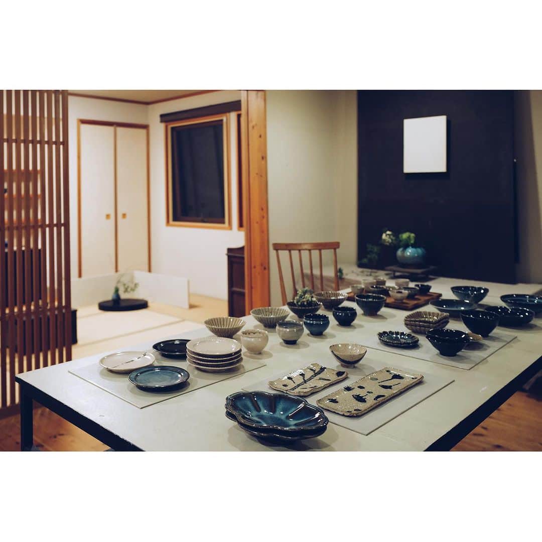 陶屋なづなのインスタグラム：「Takashi Yomiya Exhibition　 2023年7月20日Thursday-8月5日Saturday  余宮隆展本日より開催です。 14時15分からご予約不要です。 是非、この機会に余宮さんとうつわに会いに いらして下さい。 皆様のお越しをお待ちしています。  #余宮隆　 #うつわ#陶器　 #テーブルコーディネート #テーブルウェア  #テーブルセッティング  #インテリアアート #インテリアスタイリング  #tabledecor #tableware  #奈良#広陵町#香芝#河合町#上牧町 #北葛城郡#真美ケ丘#五位堂 #陶屋なつな」
