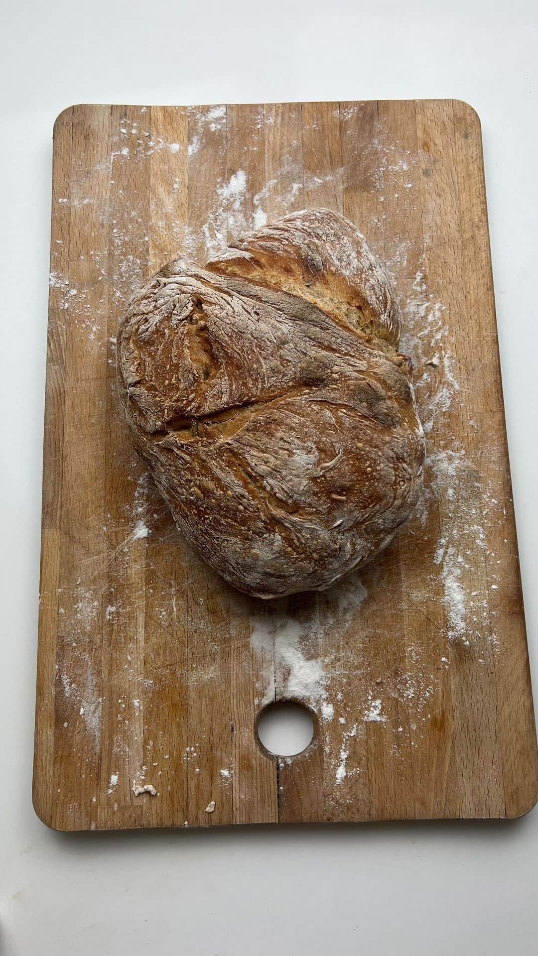 Monica Aksamitのインスタグラム：「I always wanted to bake bread but was too scared to try it but it’s so simple!   3.5 cups flour 1 tsp salt 1/2 tsp yeast 1 3/4 cups warm water 104C (maybe a little more, you don’t want it too dry or too wet) Bake at 425 degrees for 30 minutes, take out pan with water and bake for 5 more minutes for a crispy crust.   Let me know if you give it a try!  #baking #bread #bakingbread #sourdoughbread」