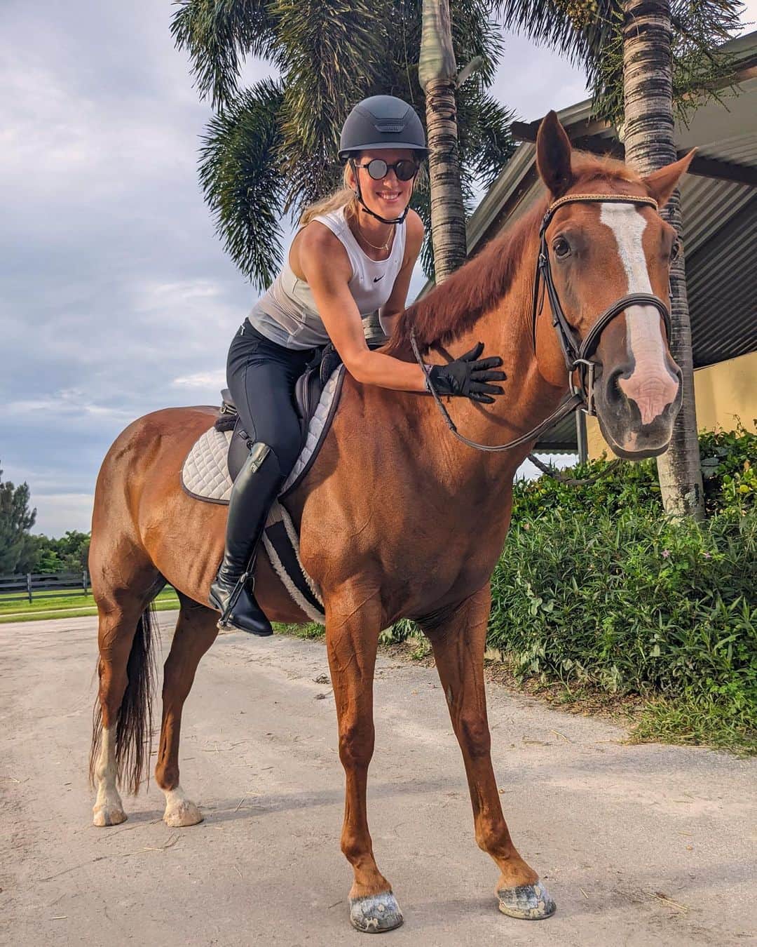 ビクトリア・アザレンカのインスタグラム：「Horses are best kind of people 🐎」