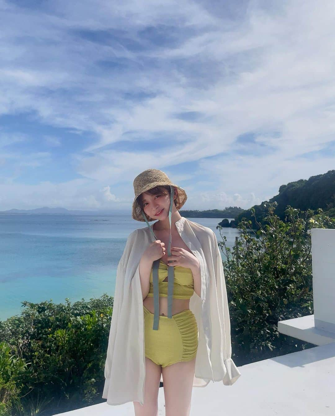 ゆ い りさんのインスタグラム写真 - (ゆ い りInstagram)「沖縄旅行 🌺🏝️ 普段見ることのない絶景に、気の合う仲間たちとの楽しい時間で、リフレッシュできました ◌︎  6月の後半がちょうど梅雨明けのタイミングで、天気が最高でした✨ 特に古宇利島の海が本当にきれいだったから、沖縄行く人はぜひドライブに行ってみて〜 🏝️  黄緑の水着は @mystic_pr だよ〜🚿 ストーリーズに載せたら反応すごかった！かわいいよねこれ👙♡♡  3，4枚目は @panzaokinawa のジップライン😹 絶景で最高やった、ドローンの映像めっちゃ面白いけど😹🏝️✨✨  泊まったところは宮城島ってところにあるヴィラで、ジャグジーがついてたよ🛁♡  #沖縄 #沖縄旅行 #古宇利島」7月19日 20時40分 - pamyuiri