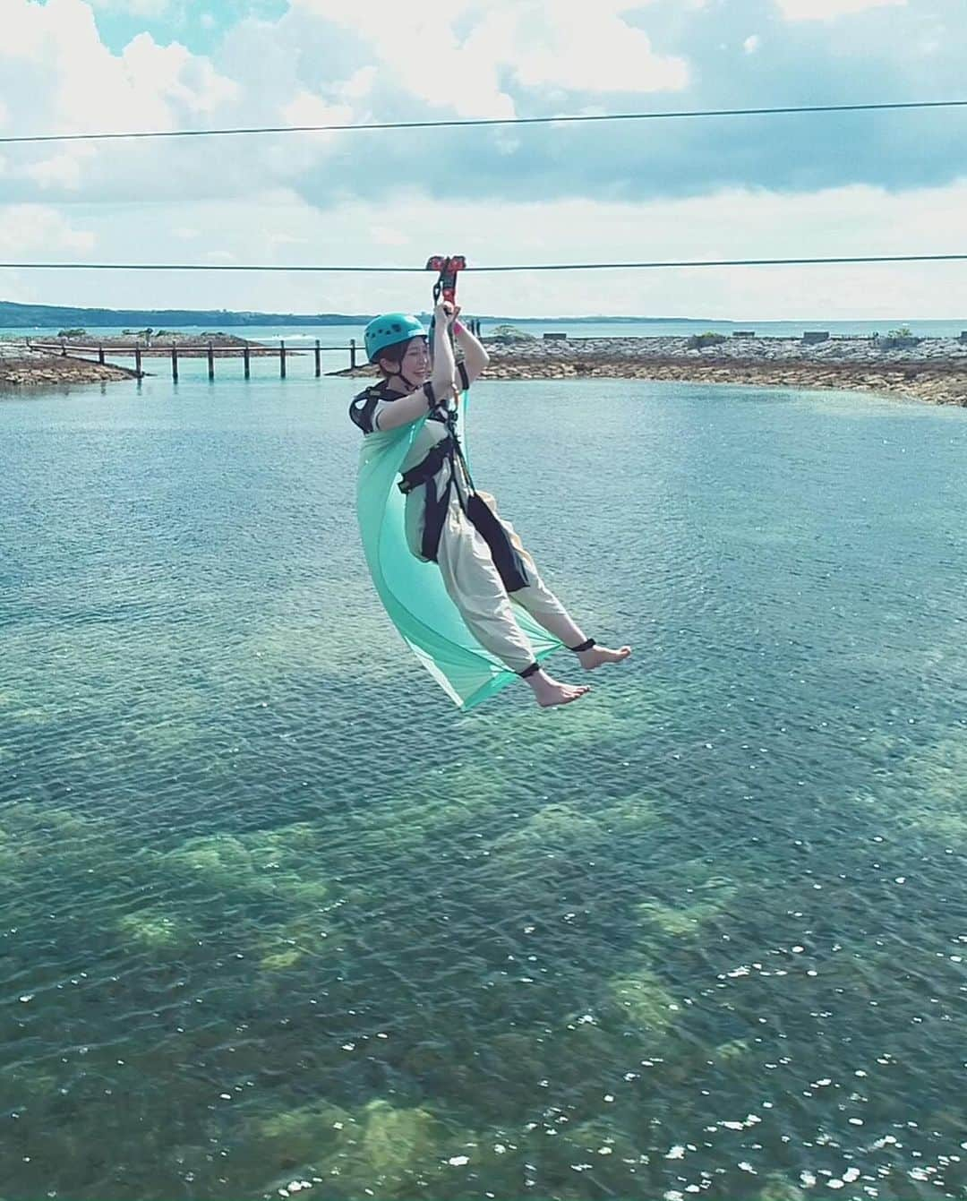 ゆ い りさんのインスタグラム写真 - (ゆ い りInstagram)「沖縄旅行 🌺🏝️ 普段見ることのない絶景に、気の合う仲間たちとの楽しい時間で、リフレッシュできました ◌︎  6月の後半がちょうど梅雨明けのタイミングで、天気が最高でした✨ 特に古宇利島の海が本当にきれいだったから、沖縄行く人はぜひドライブに行ってみて〜 🏝️  黄緑の水着は @mystic_pr だよ〜🚿 ストーリーズに載せたら反応すごかった！かわいいよねこれ👙♡♡  3，4枚目は @panzaokinawa のジップライン😹 絶景で最高やった、ドローンの映像めっちゃ面白いけど😹🏝️✨✨  泊まったところは宮城島ってところにあるヴィラで、ジャグジーがついてたよ🛁♡  #沖縄 #沖縄旅行 #古宇利島」7月19日 20時40分 - pamyuiri