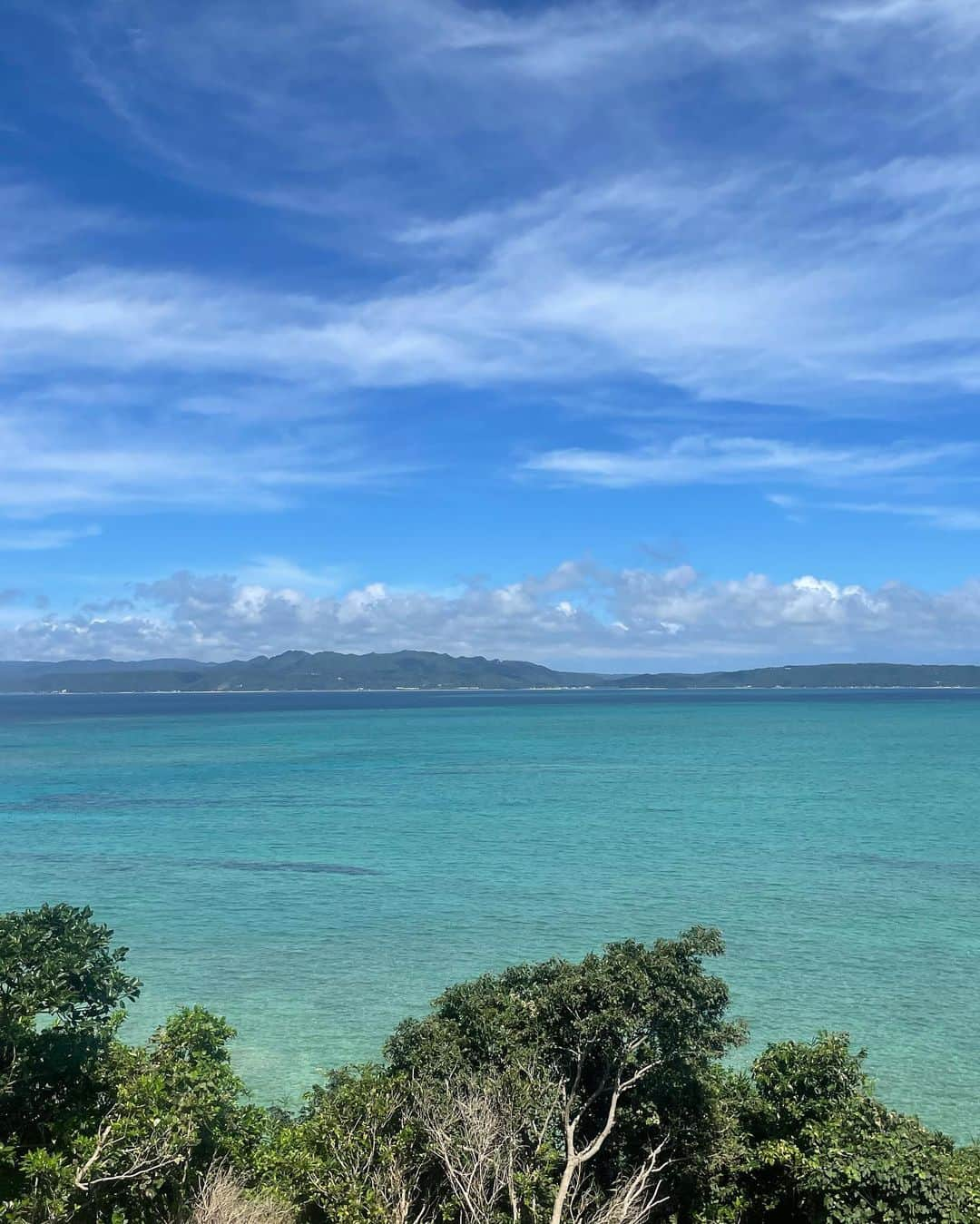 ゆ い りさんのインスタグラム写真 - (ゆ い りInstagram)「沖縄旅行 🌺🏝️ 普段見ることのない絶景に、気の合う仲間たちとの楽しい時間で、リフレッシュできました ◌︎  6月の後半がちょうど梅雨明けのタイミングで、天気が最高でした✨ 特に古宇利島の海が本当にきれいだったから、沖縄行く人はぜひドライブに行ってみて〜 🏝️  黄緑の水着は @mystic_pr だよ〜🚿 ストーリーズに載せたら反応すごかった！かわいいよねこれ👙♡♡  3，4枚目は @panzaokinawa のジップライン😹 絶景で最高やった、ドローンの映像めっちゃ面白いけど😹🏝️✨✨  泊まったところは宮城島ってところにあるヴィラで、ジャグジーがついてたよ🛁♡  #沖縄 #沖縄旅行 #古宇利島」7月19日 20時40分 - pamyuiri