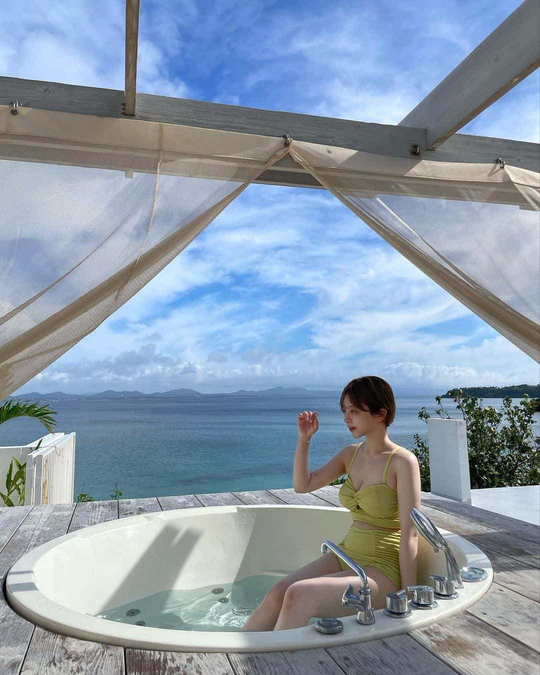 ゆ い りさんのインスタグラム写真 - (ゆ い りInstagram)「沖縄旅行 🌺🏝️ 普段見ることのない絶景に、気の合う仲間たちとの楽しい時間で、リフレッシュできました ◌︎  6月の後半がちょうど梅雨明けのタイミングで、天気が最高でした✨ 特に古宇利島の海が本当にきれいだったから、沖縄行く人はぜひドライブに行ってみて〜 🏝️  黄緑の水着は @mystic_pr だよ〜🚿 ストーリーズに載せたら反応すごかった！かわいいよねこれ👙♡♡  3，4枚目は @panzaokinawa のジップライン😹 絶景で最高やった、ドローンの映像めっちゃ面白いけど😹🏝️✨✨  泊まったところは宮城島ってところにあるヴィラで、ジャグジーがついてたよ🛁♡  #沖縄 #沖縄旅行 #古宇利島」7月19日 20時40分 - pamyuiri